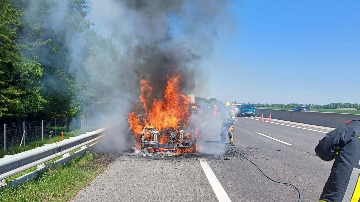 Ein Geländewagen brannte vollständig aus. 