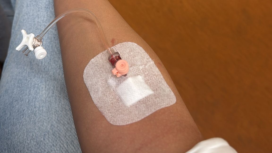 Im Krankenhaus verabreicht man Emma eine Infusion.