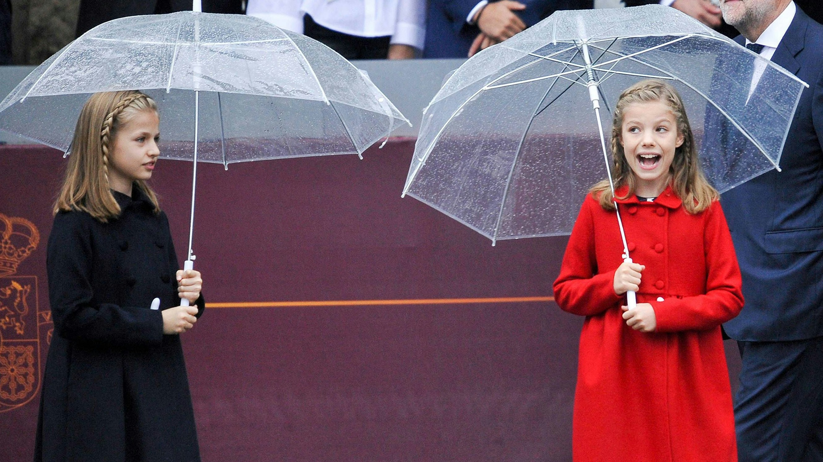 Prinzessin Leonor und Prinzessin Sofia von Spanien bei der Militärparade zum Nationalfeiertag 2016 in Madrid. Schon seit ihrer Geburt stehen die beiden Royals in der Öffentlichkeit.