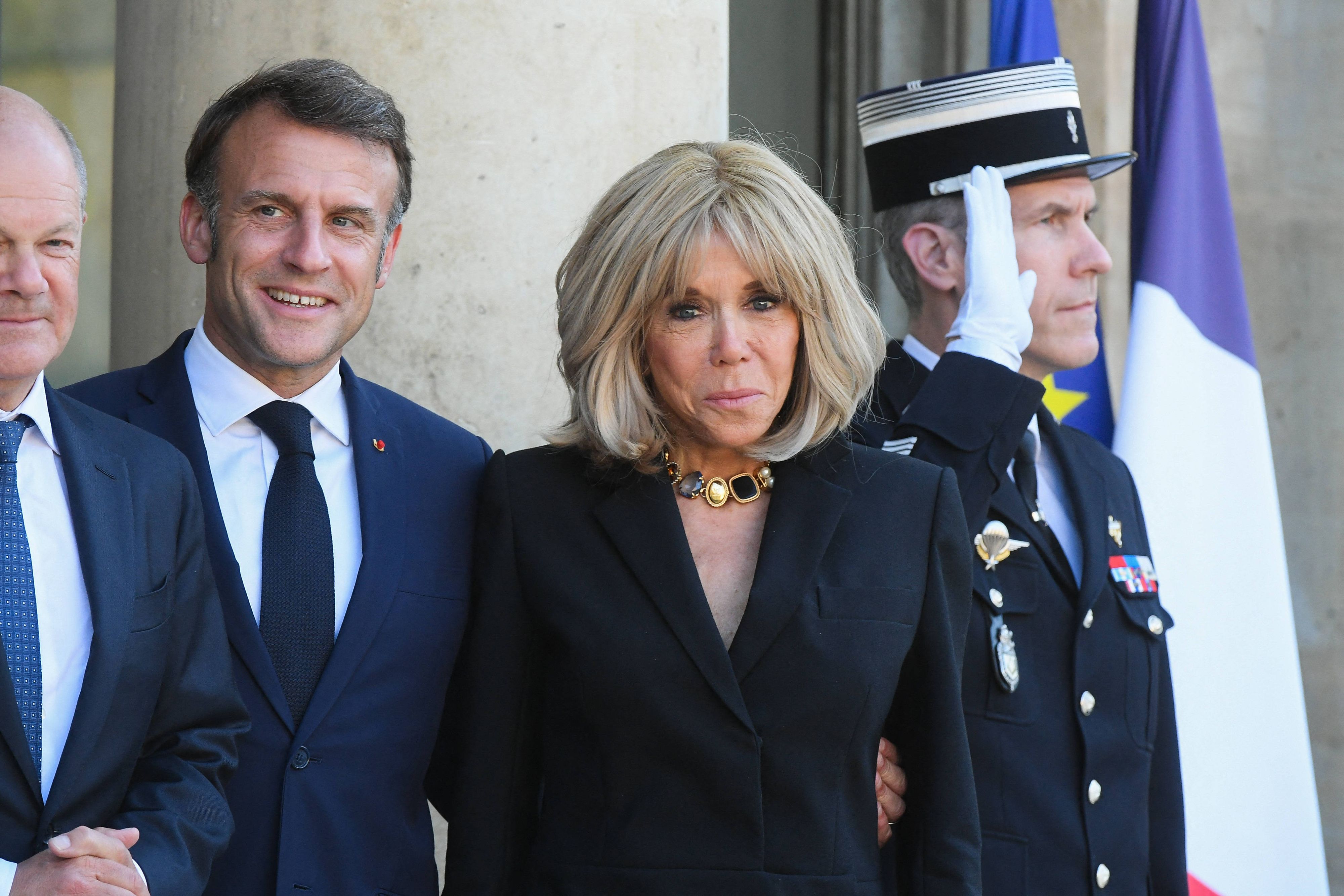 Der französische Präsident Emmanuel Macron und seine Frau Brigitte Macron besuchten eine Ausstellung in der Galerie A2Z in Paris.