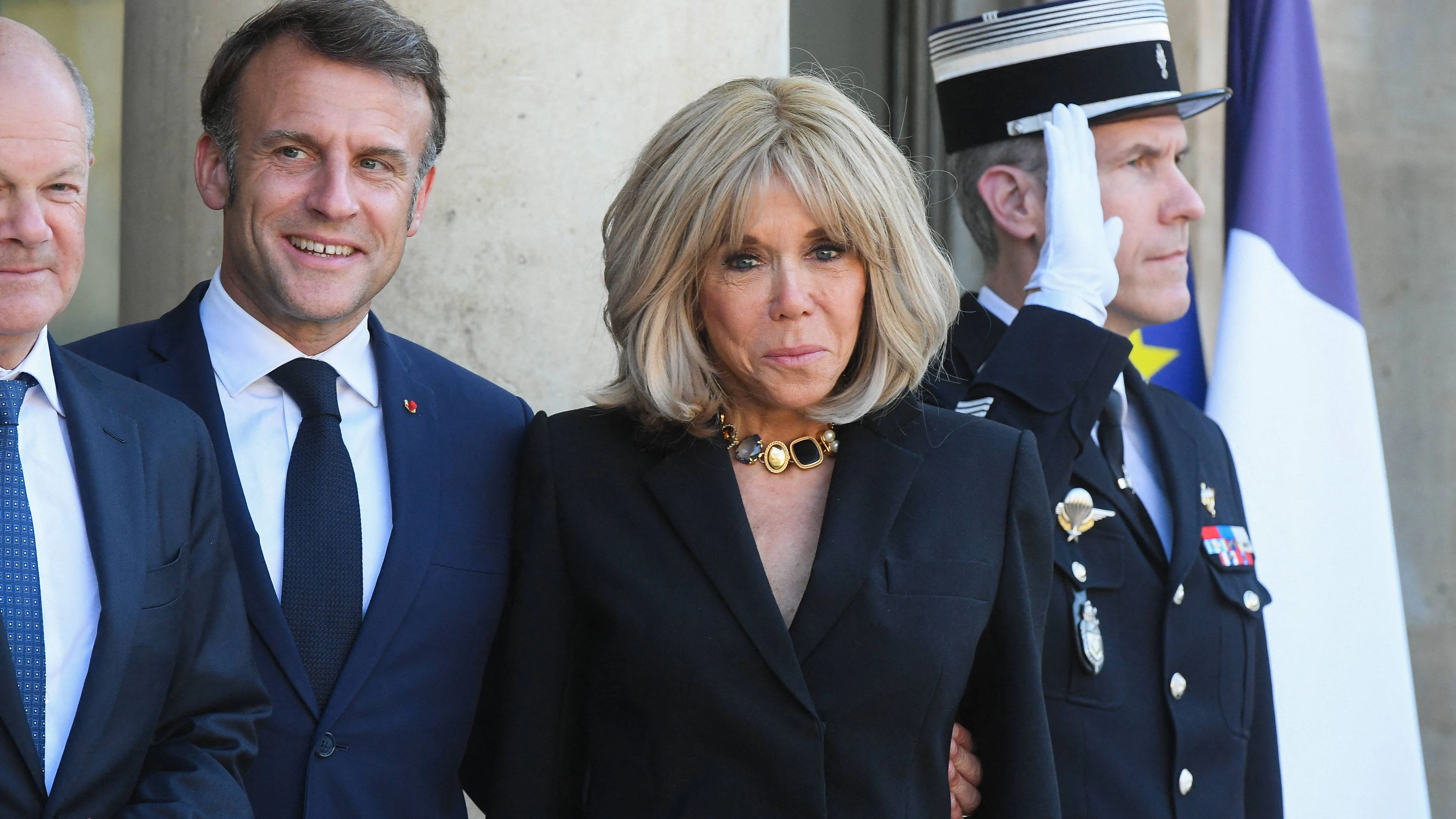 Der französische Präsident Emmanuel Macron und seine Frau Brigitte Macron besuchten eine Ausstellung in der Galerie A2Z in Paris.