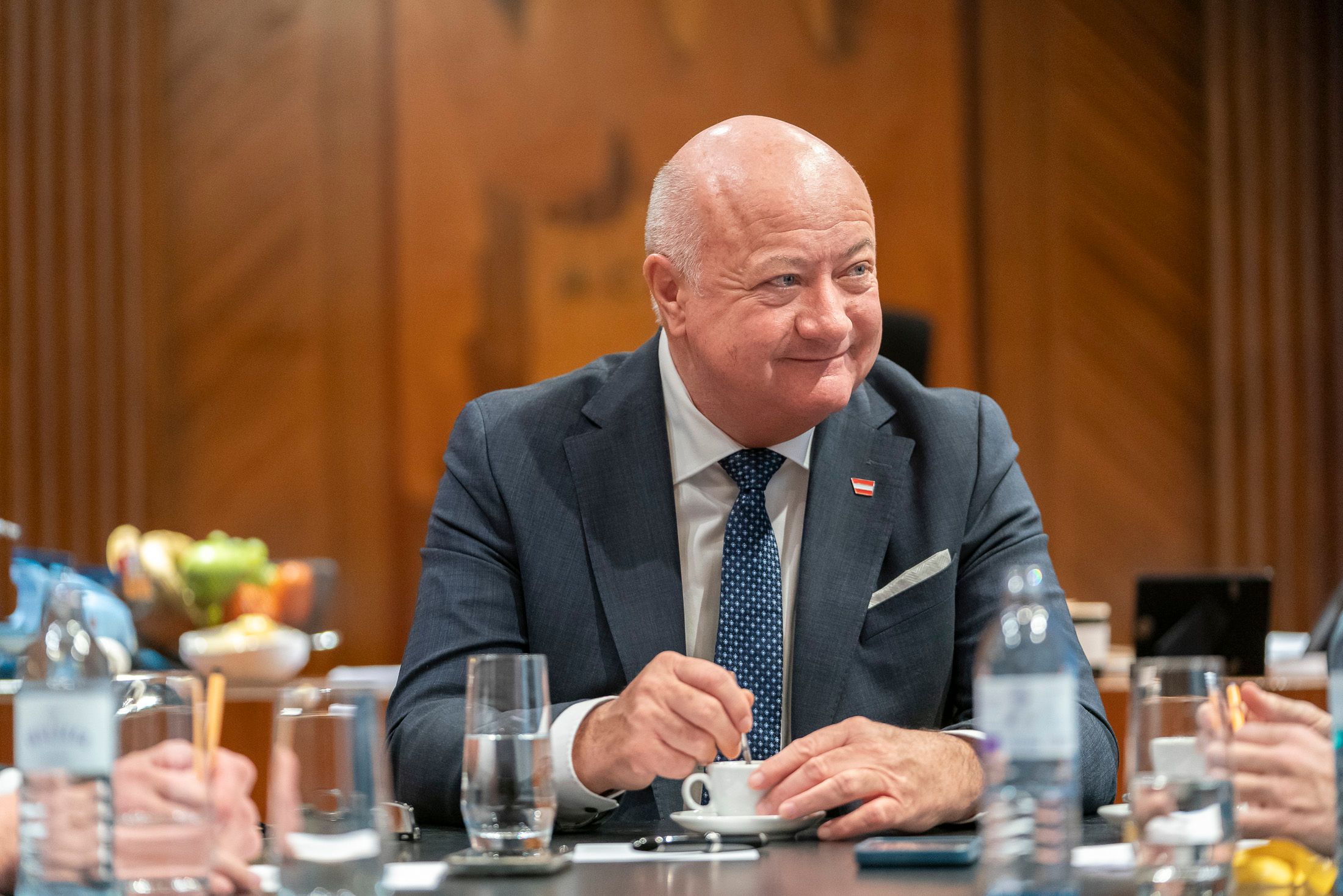 Wegen anhaltender Rückenbeschwerden musste sich Bundeskanzler Christian Stocker einer geplanten Operation unterziehen.