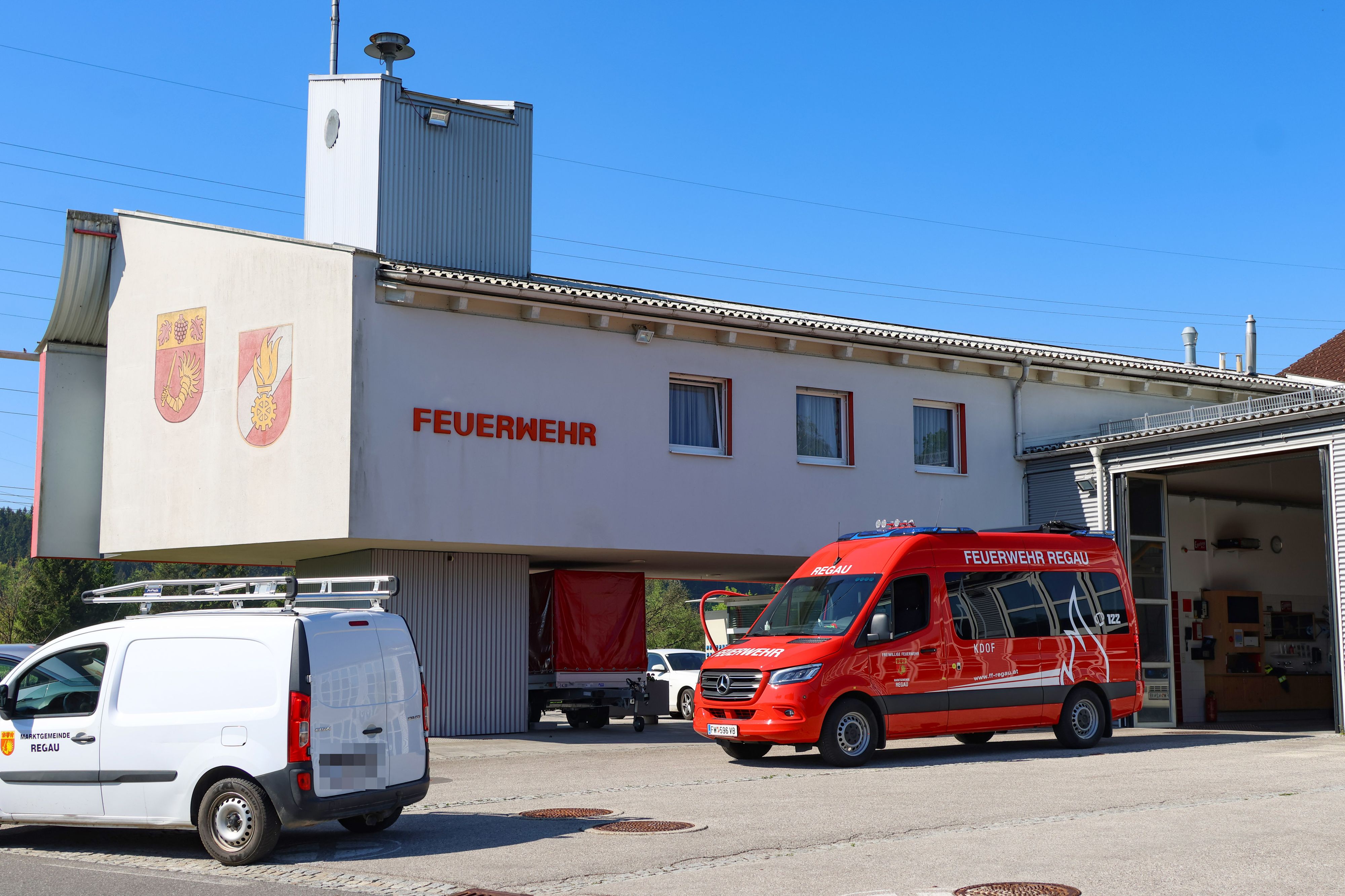 Der vermisste Radfahrer wurde in Regau von Einsatzkräften efunden. Im Bild: die örtliche Feuerwehrstation