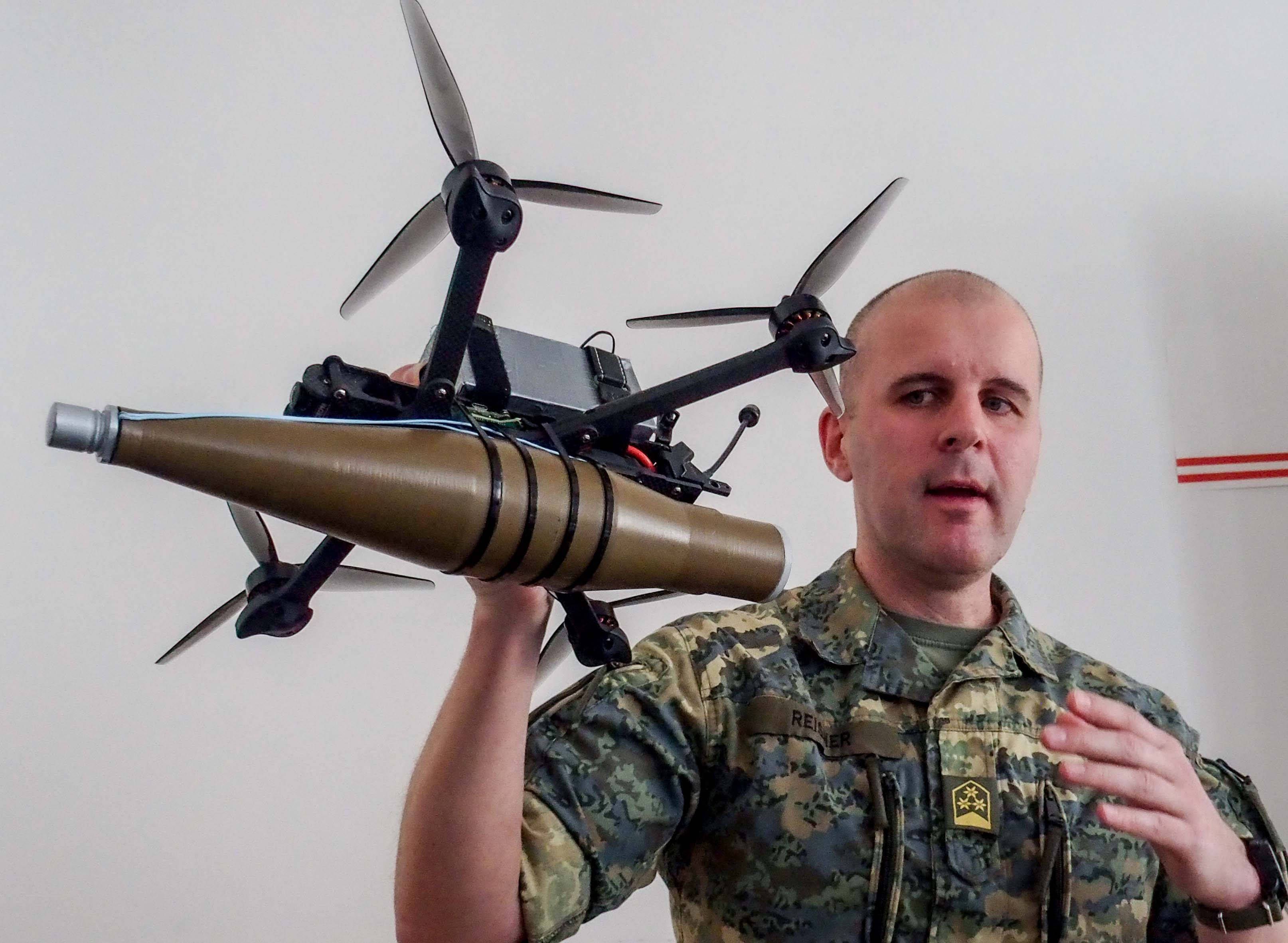 Oberst Markus Reisner bei einer Analyse von Drohnen samt Sprengköpfen, wie sie in der Ukraine eingesetzt werden, Anfang April 2025.