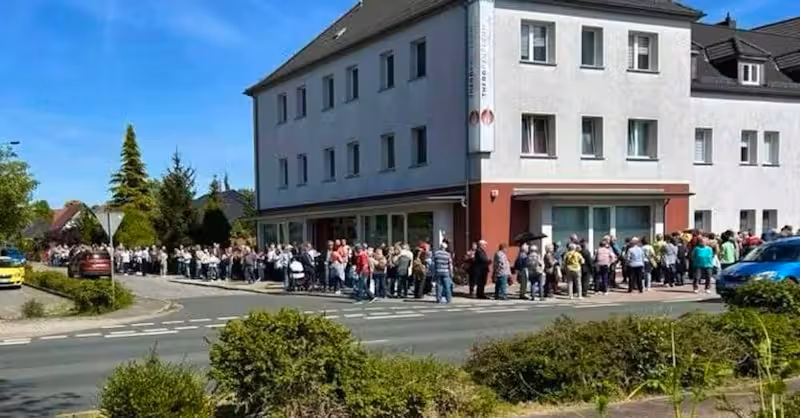 In Bitterfeld-Wolfen standen hunderte Menschen stundenlang an – um einen Arzttermin zu bekommen.