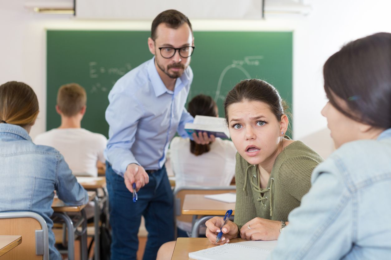 Symbolbild: Lehrer stehen im Klassenzimmer immer häufiger unter Druck – Gewalt und Respektlosigkeit nehmen laut Umfrage drastisch zu.