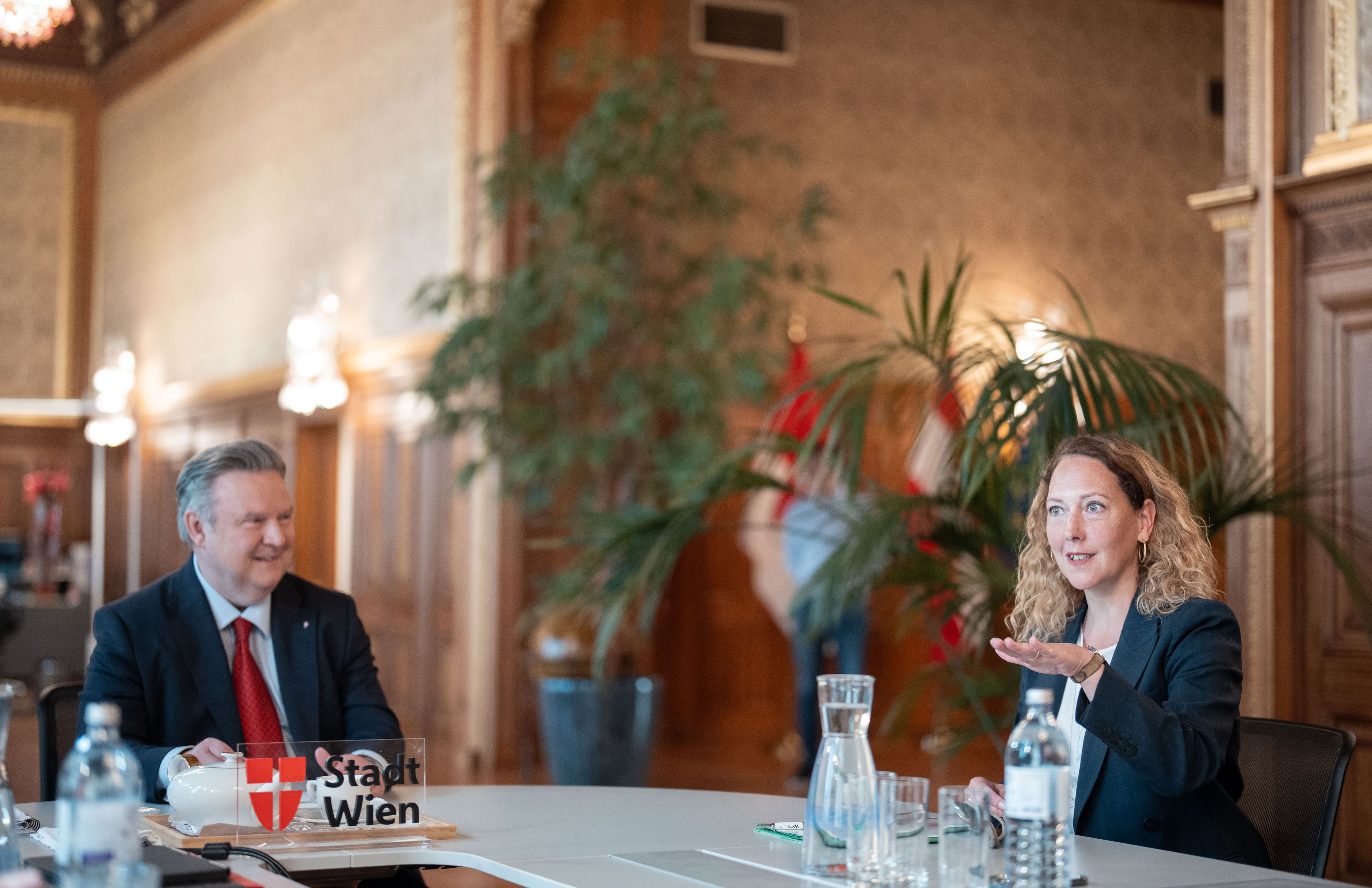 Bürgermeister Michael Ludwig (SPÖ) sowie die Parteivorsitzende der Wiener Grünen, Judith Pühringer, vor Beginn von Sondierungsgesprächen über eine Koalition für die Wiener Stadtregierung.