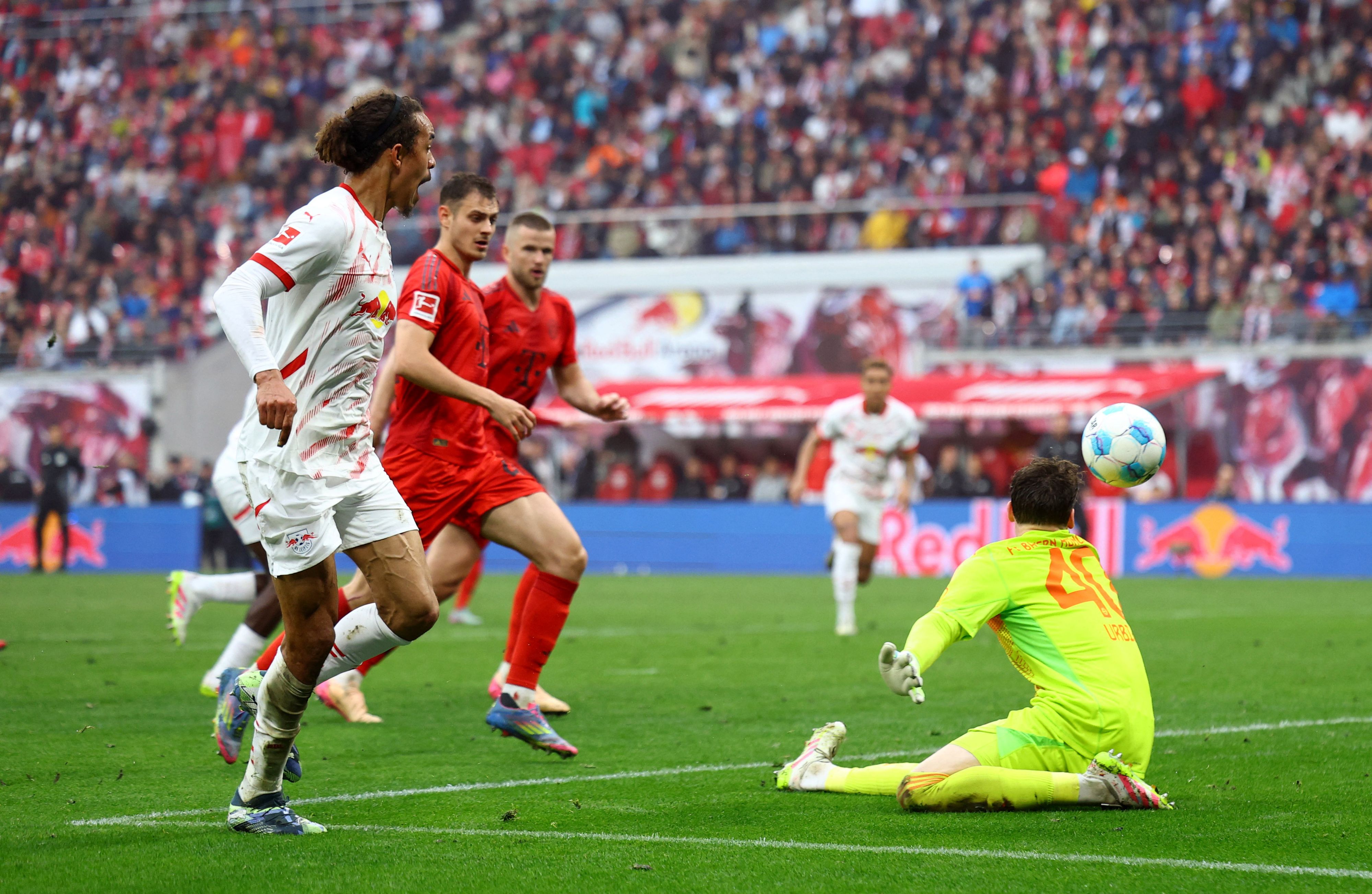 Yussuf Poulsen gleicht spät zum 3:3 für RB Leipzig aus. 