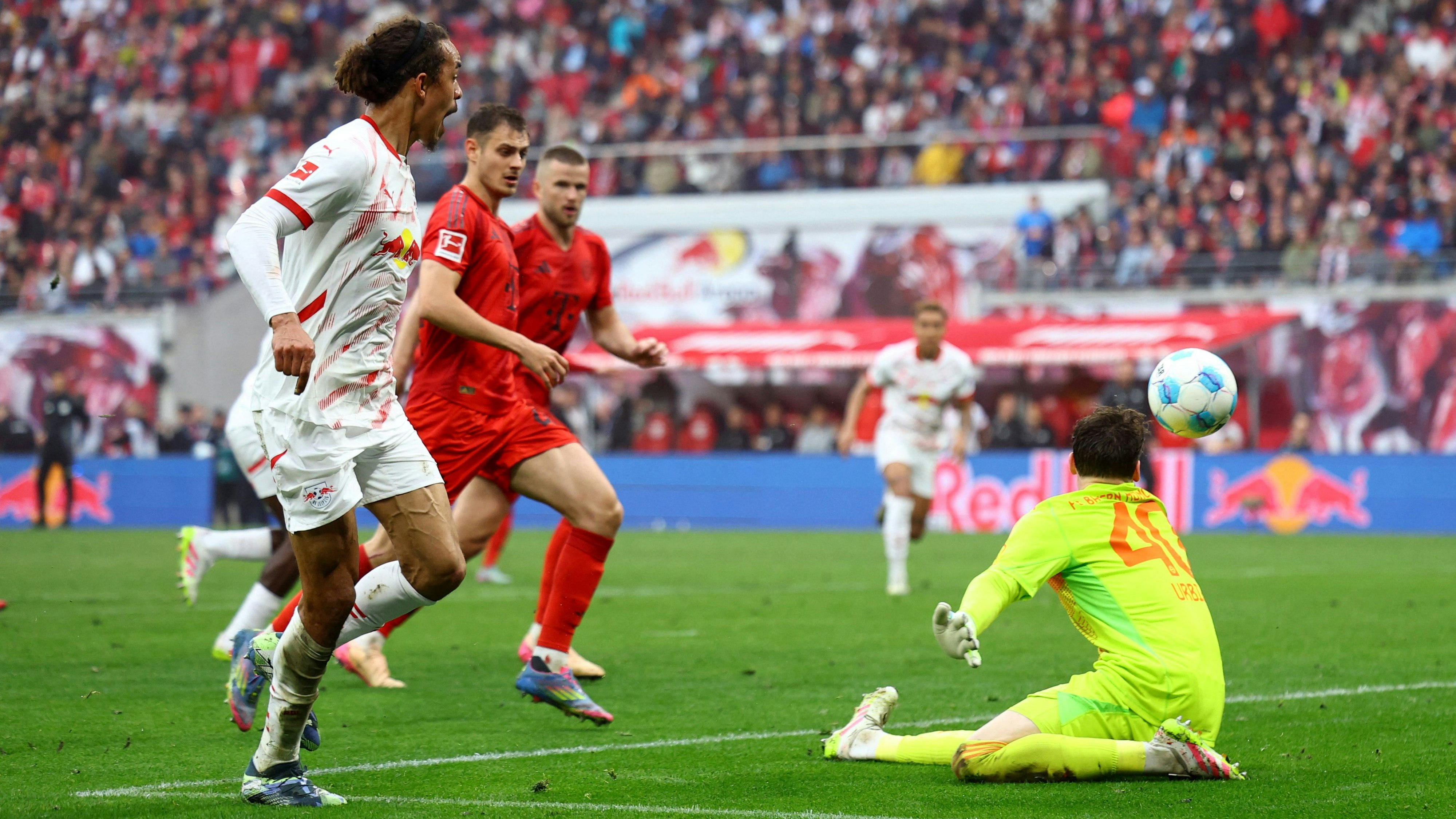 Yussuf Poulsen gleicht spät zum 3:3 für RB Leipzig aus. 
