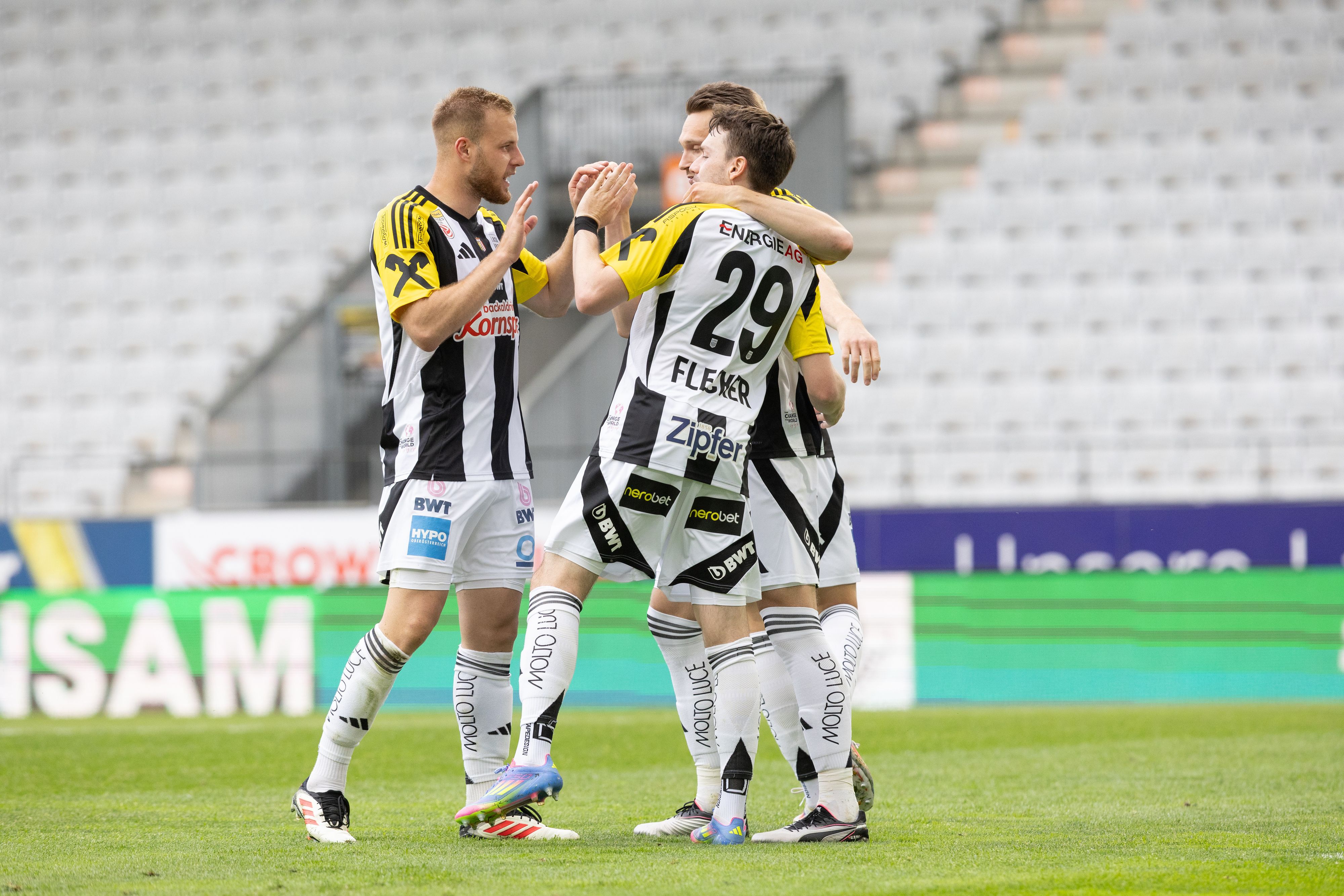 Der LASK jubelt auf dem Innsbrucker Tivoli. 