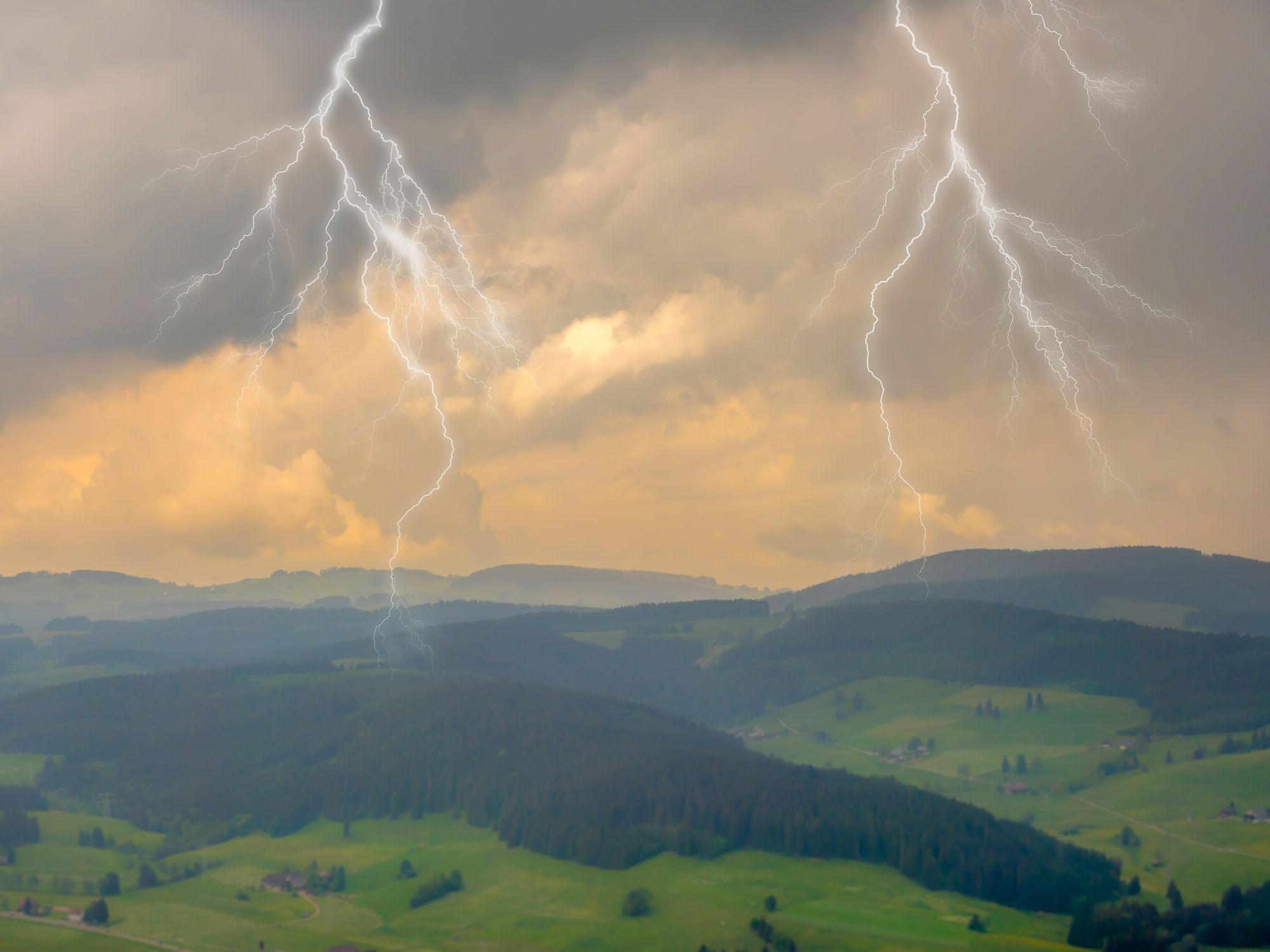 Auf die Hitze folgen Gewitter. (Symbolbild)