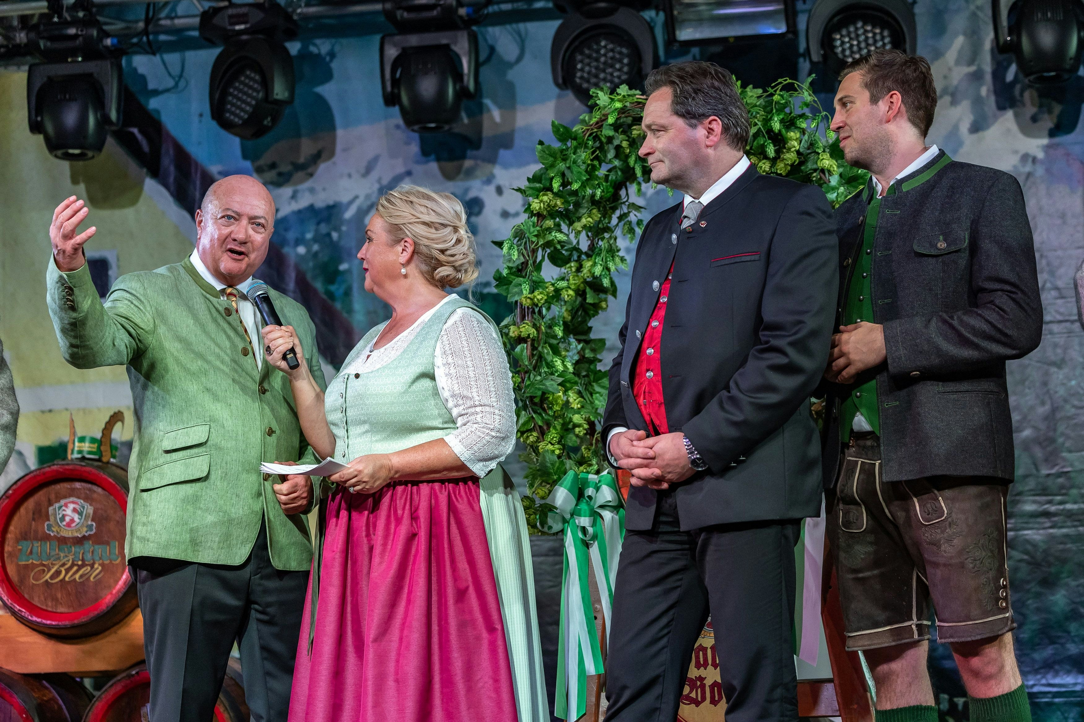 Bundeskanzler Christian Stocker (l.), Klimaschutzminister Norbert Totschnig (2. v. r.) am Gauderfest: Die Qualität des Klimaschutzgesetzes wird zeigen, welchen Stellenwert die Klimapolitik für die Bundesregierung hat