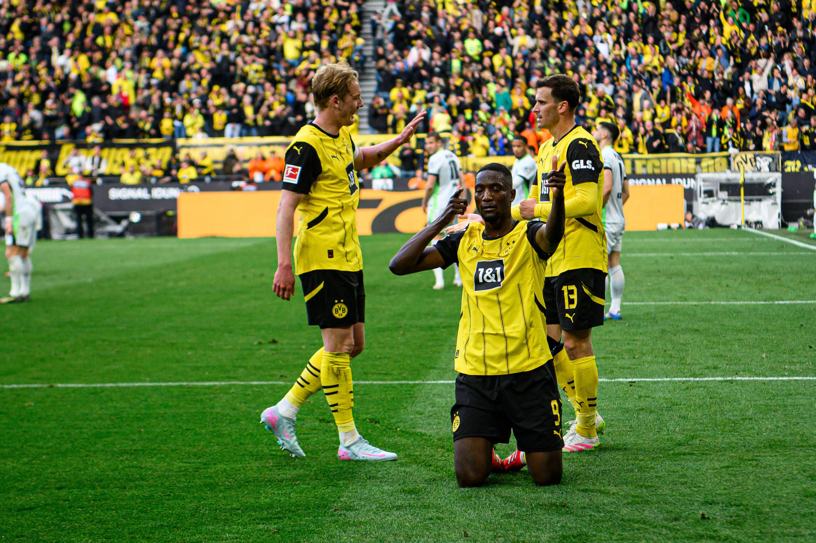 Borussia Dortmund feiert den Sieg gegen Wolfsburg. 