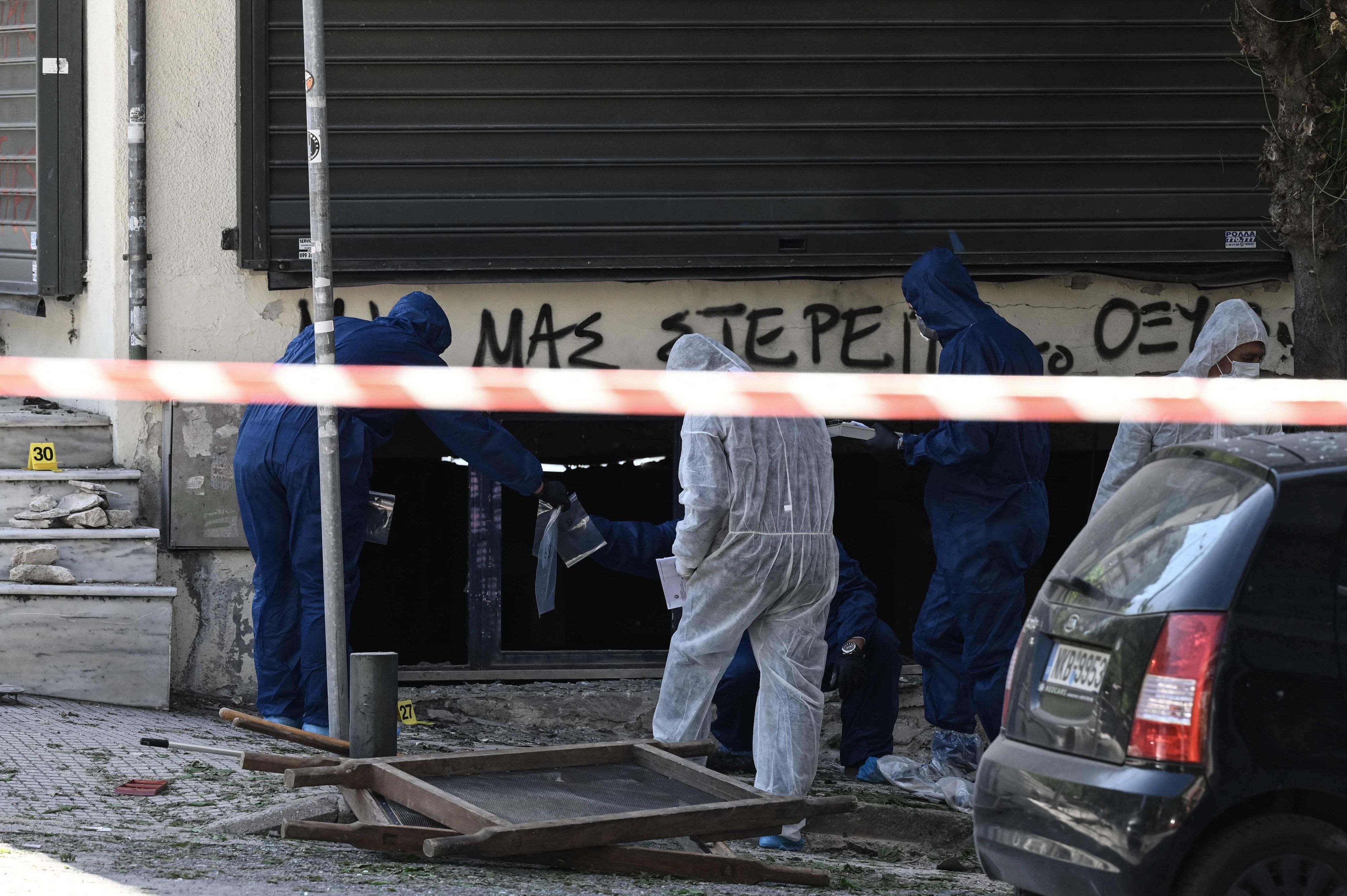 Forensiker untersuchen den Ort der Explosion.