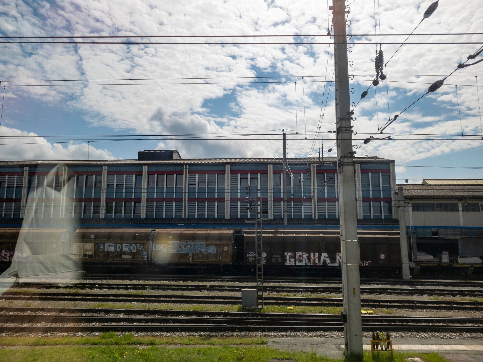 Aus unbekannter Ursache stieg die Jugendliche auf einen Waggon. (Symbolbild)