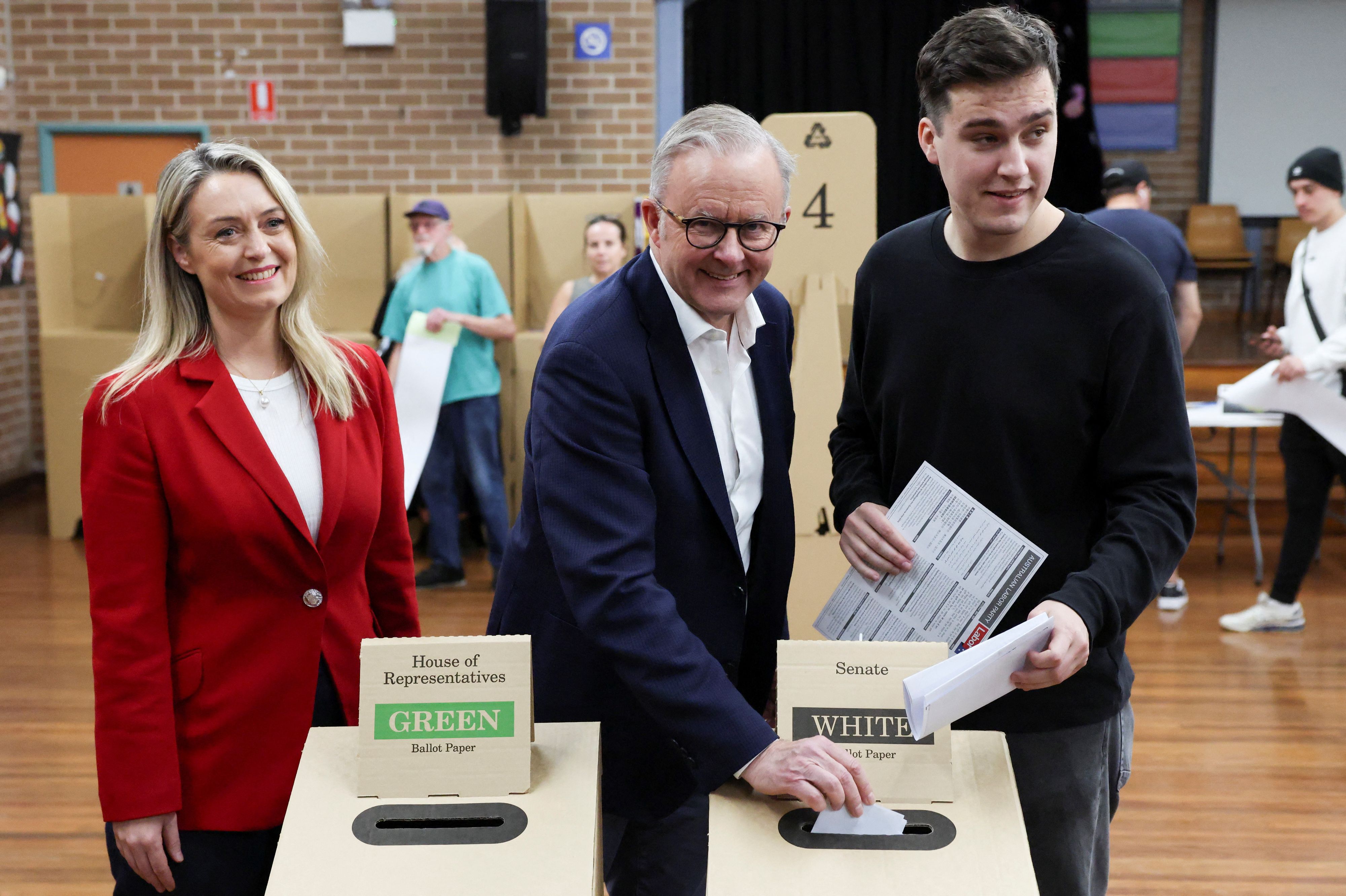 Anthony Albanese bei der Stimmabgabe mit Partnerin Jodie Haydon und Sohn Nathan in der Marrickville West Public School imn Wahlkreis Grayndler.