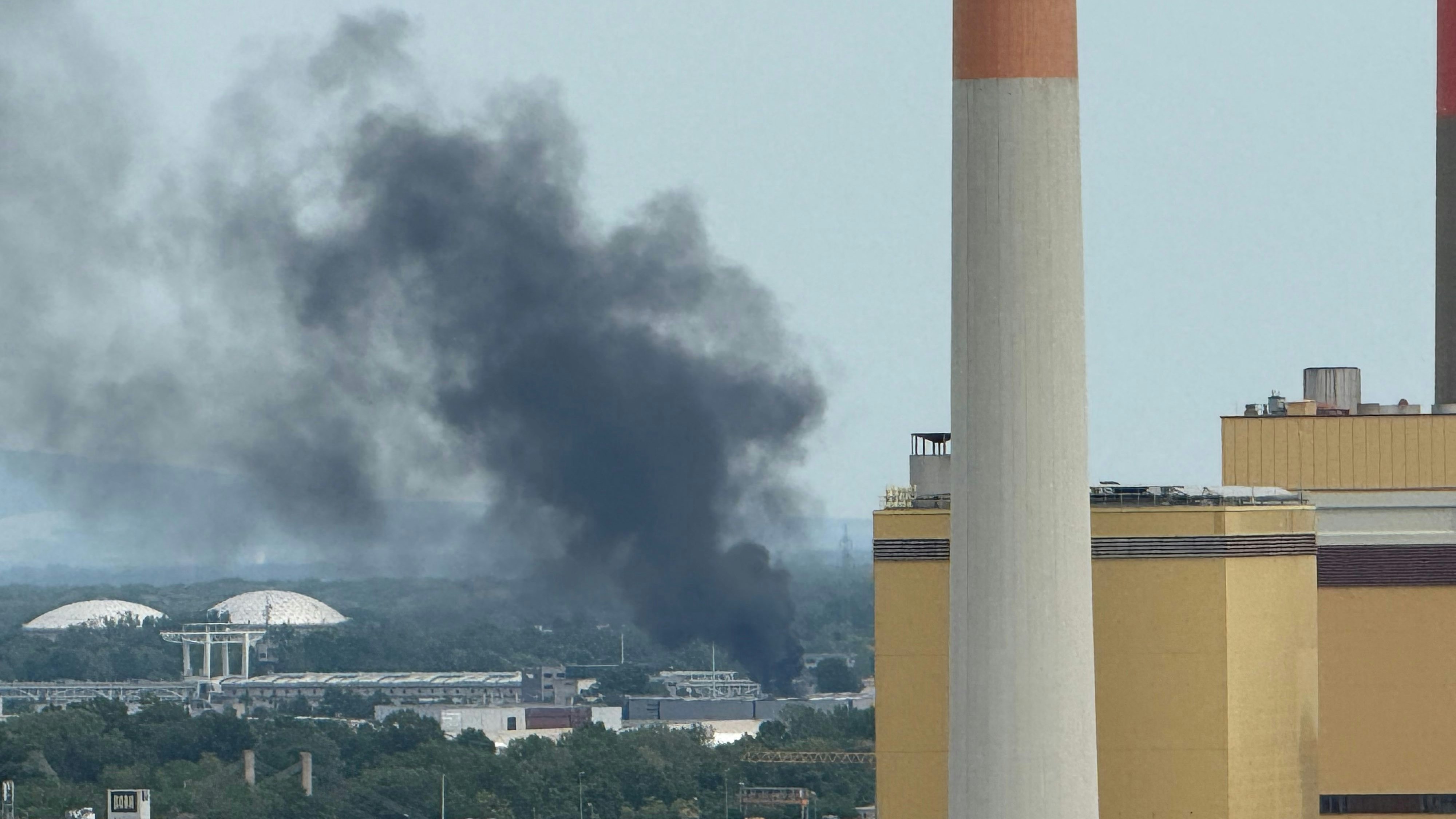 Brand in Wiener Hafen – Feuerwehr steht im Großeinsatz