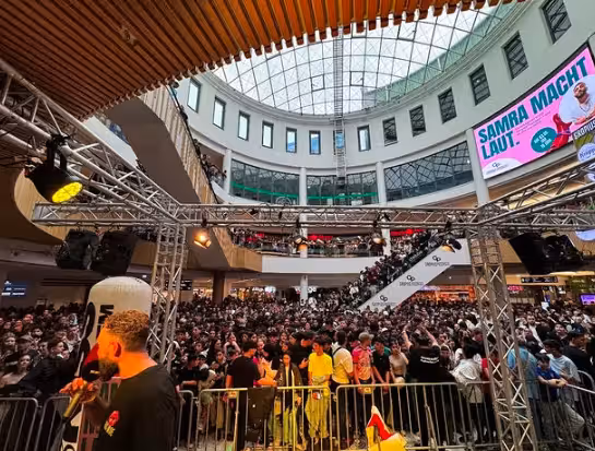 Der Rapper Samra trat am Samstag in den Berliner Gropius Passagen auf.