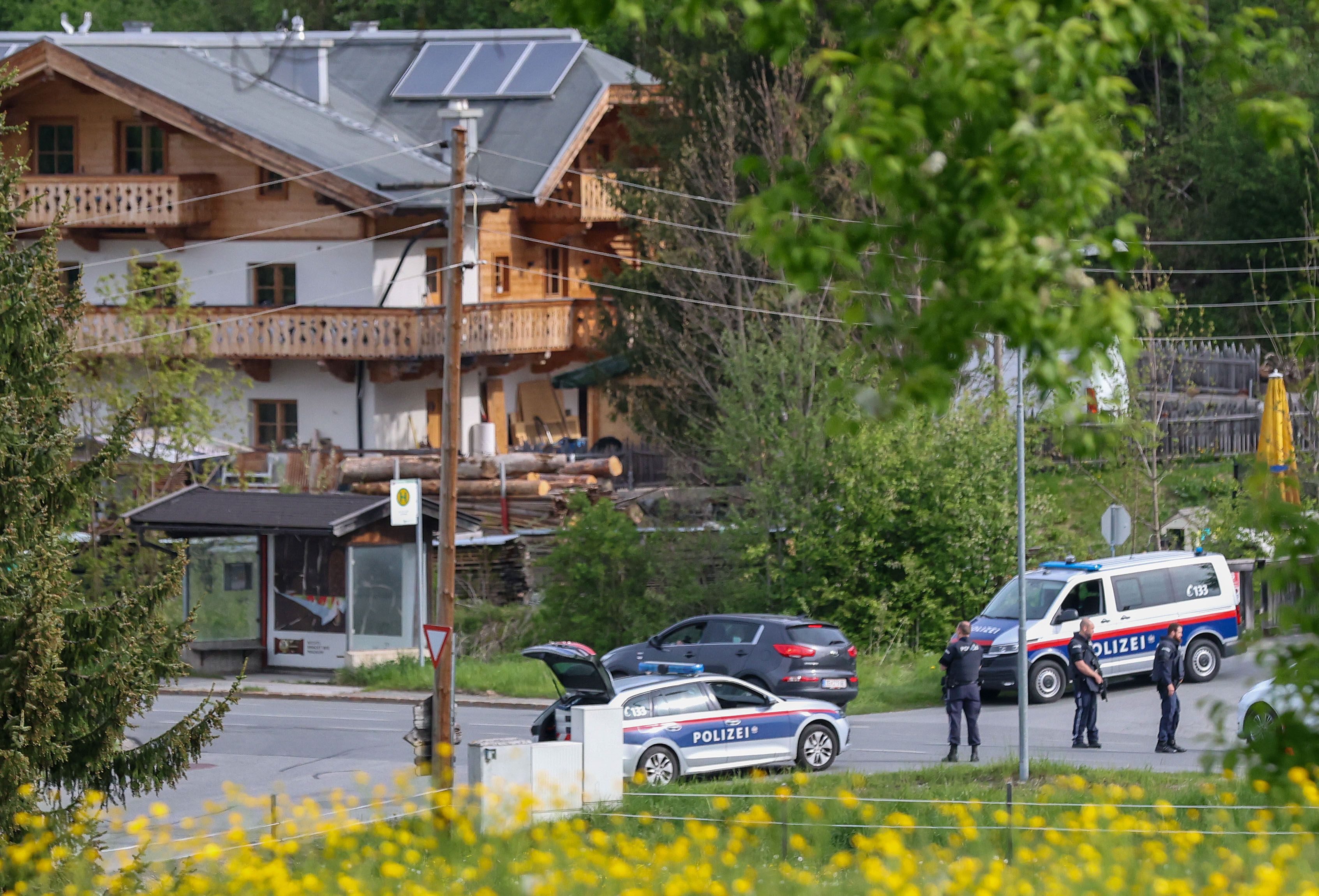 Der Tatort in Maria Alm – Polizisten bei der Spurensicherung. 