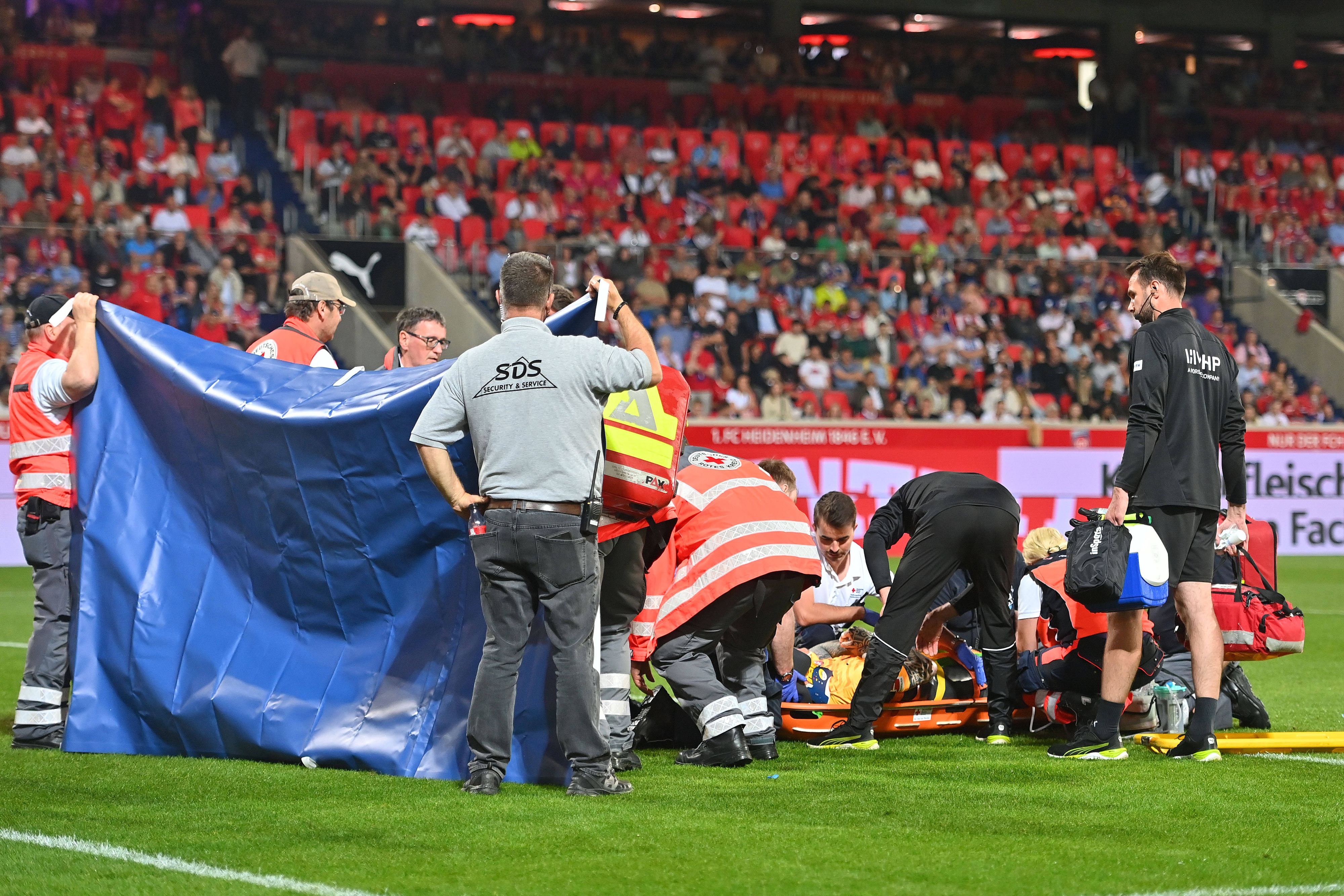 Kevin Müller musste abtransportiert werden.