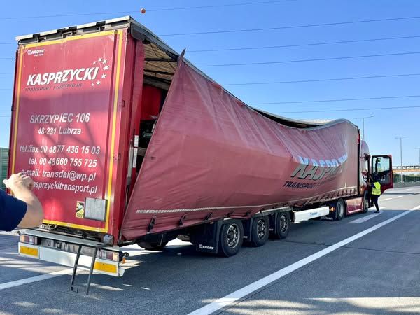 Die Bierkisten drohten auf die Autobahn zu kippen.