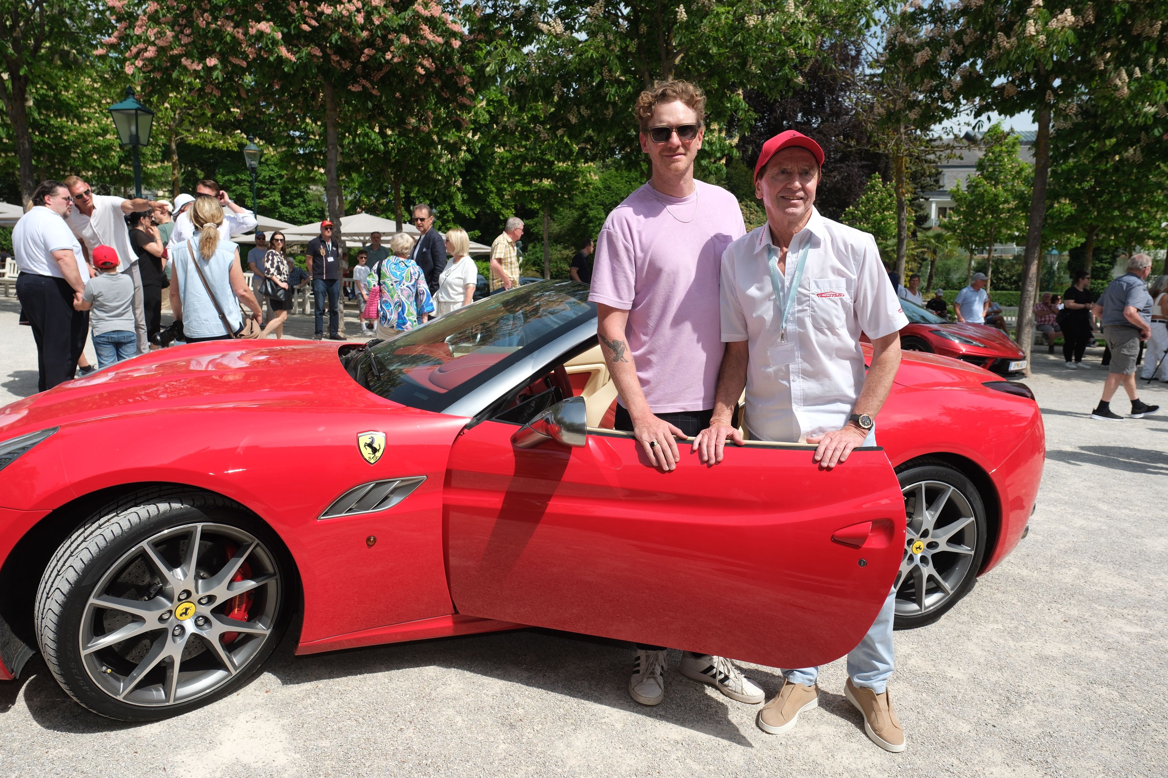 Lucas Fendrich trat beim Sportwagenfestival in Baden auf. Heribert Kasper war überwältigt von der Spende. 