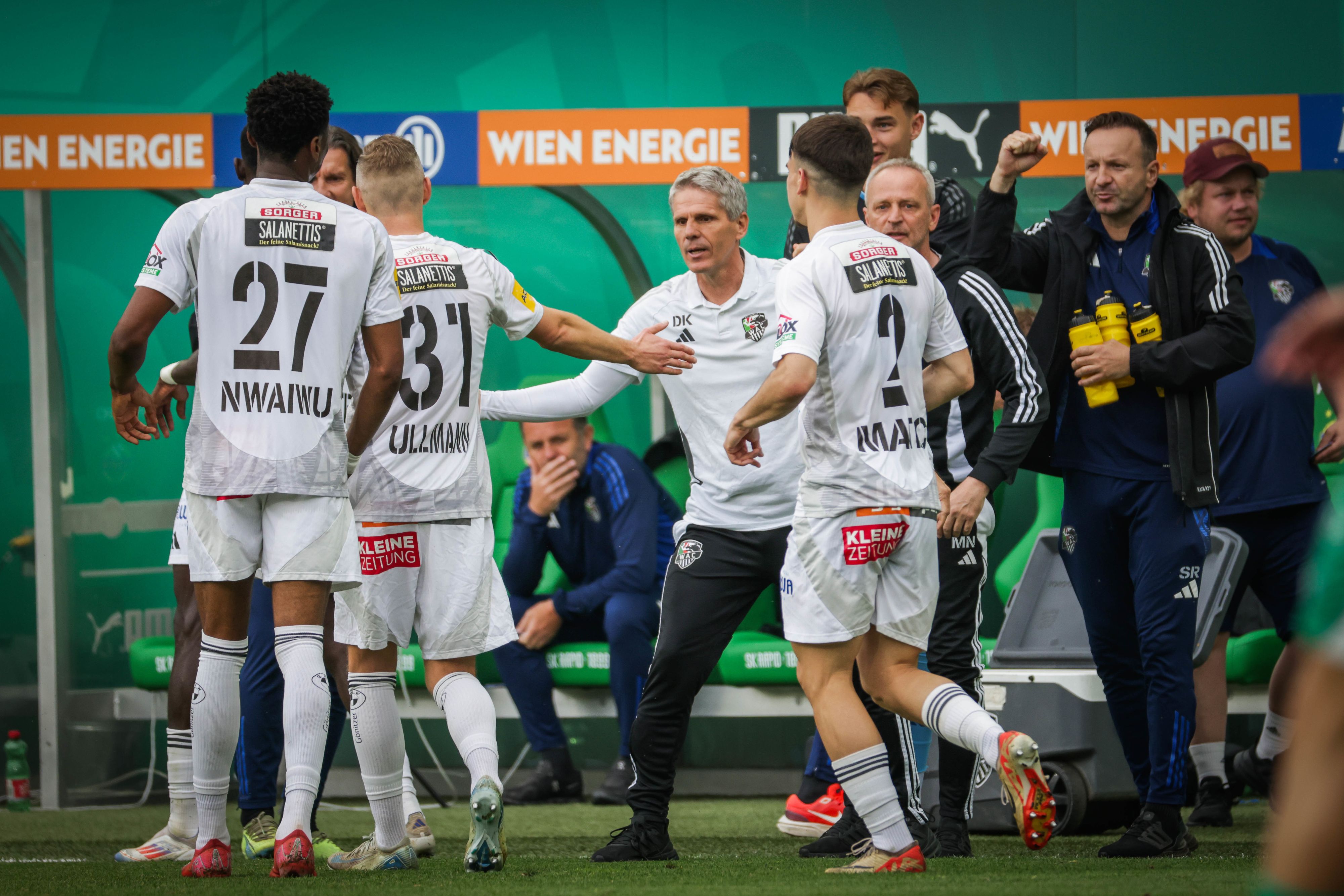 Didi Kühbauer klatschte nach dem 1:0 mit seinen Spielern ab. 