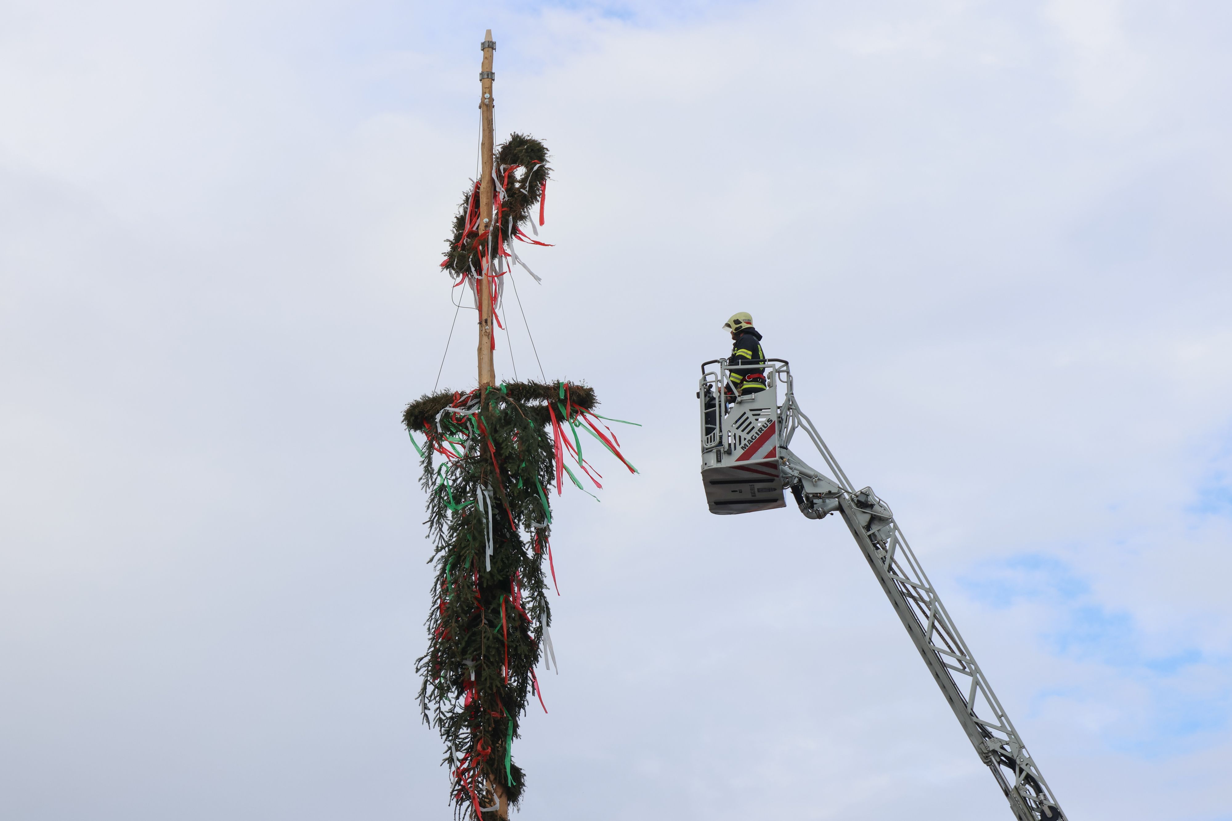 Der Maibaum in Wels wurde in der Nacht auf Sonntag von einer Böe zerstört.