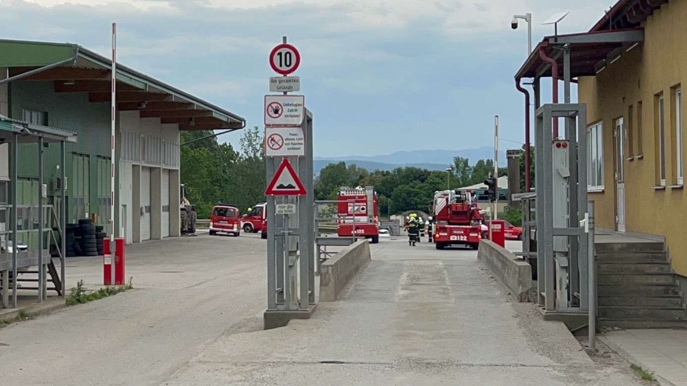 Die Fahrzeuge der Feuerwehr im Einfahrtsbereich der Deponie.