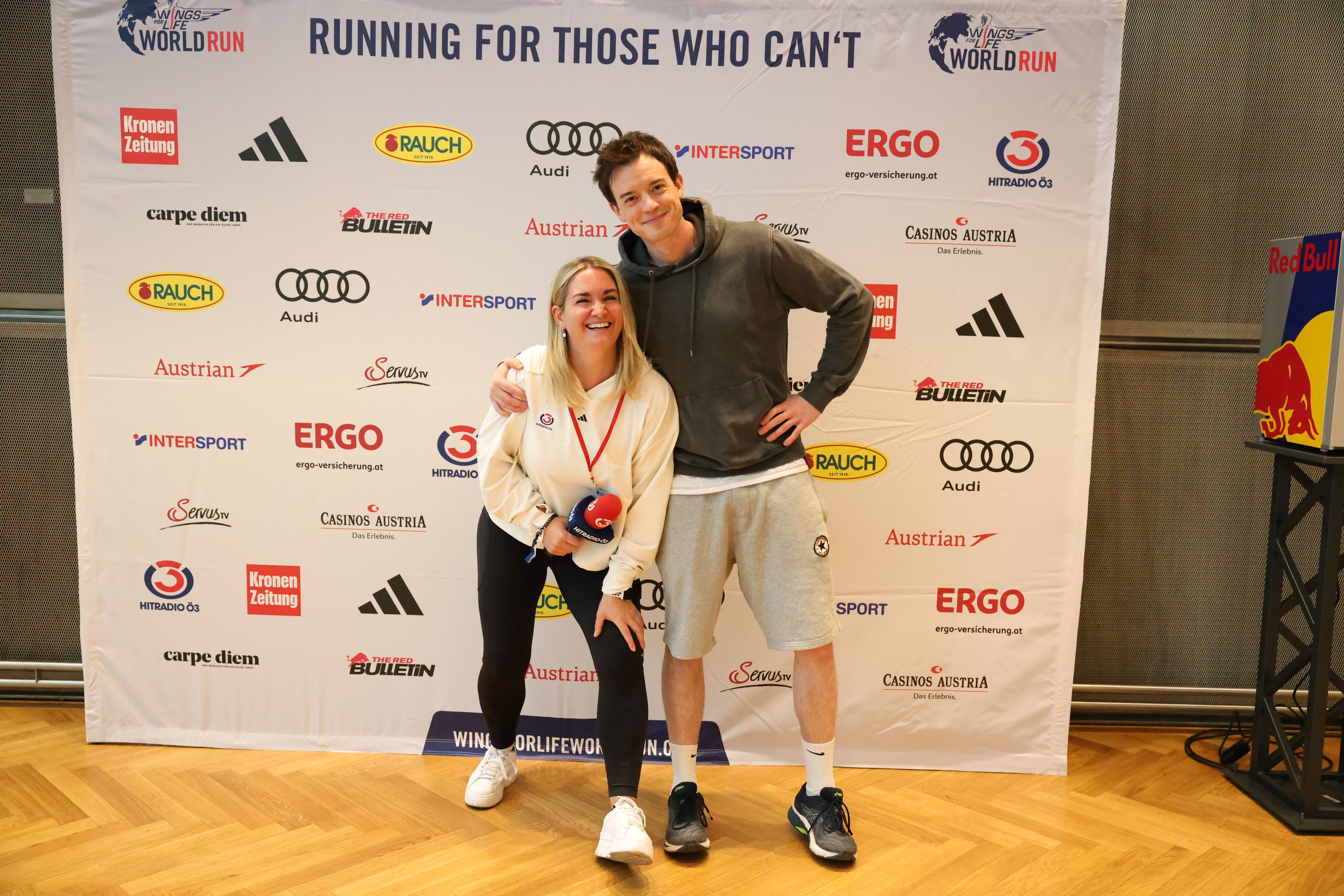 Voll in ihrem Element: das Ö3-Team mit Gabi Hiller und Philipp Hansa, die mit über 1.500 Mitläufern das größte Team Österreichs stellten.