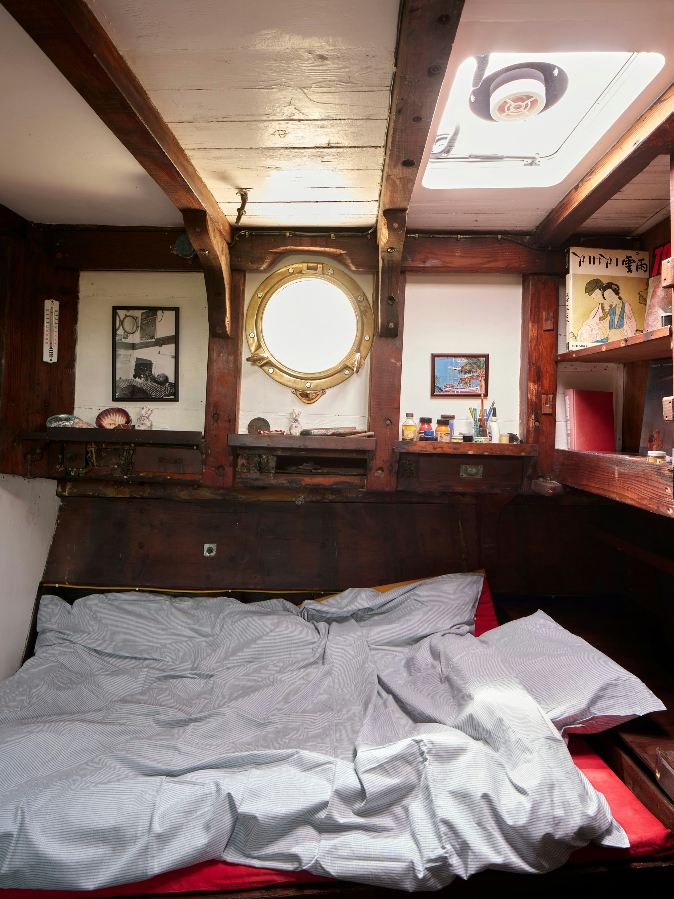Das Bett des Künstlers unter Deck der "Regentag".