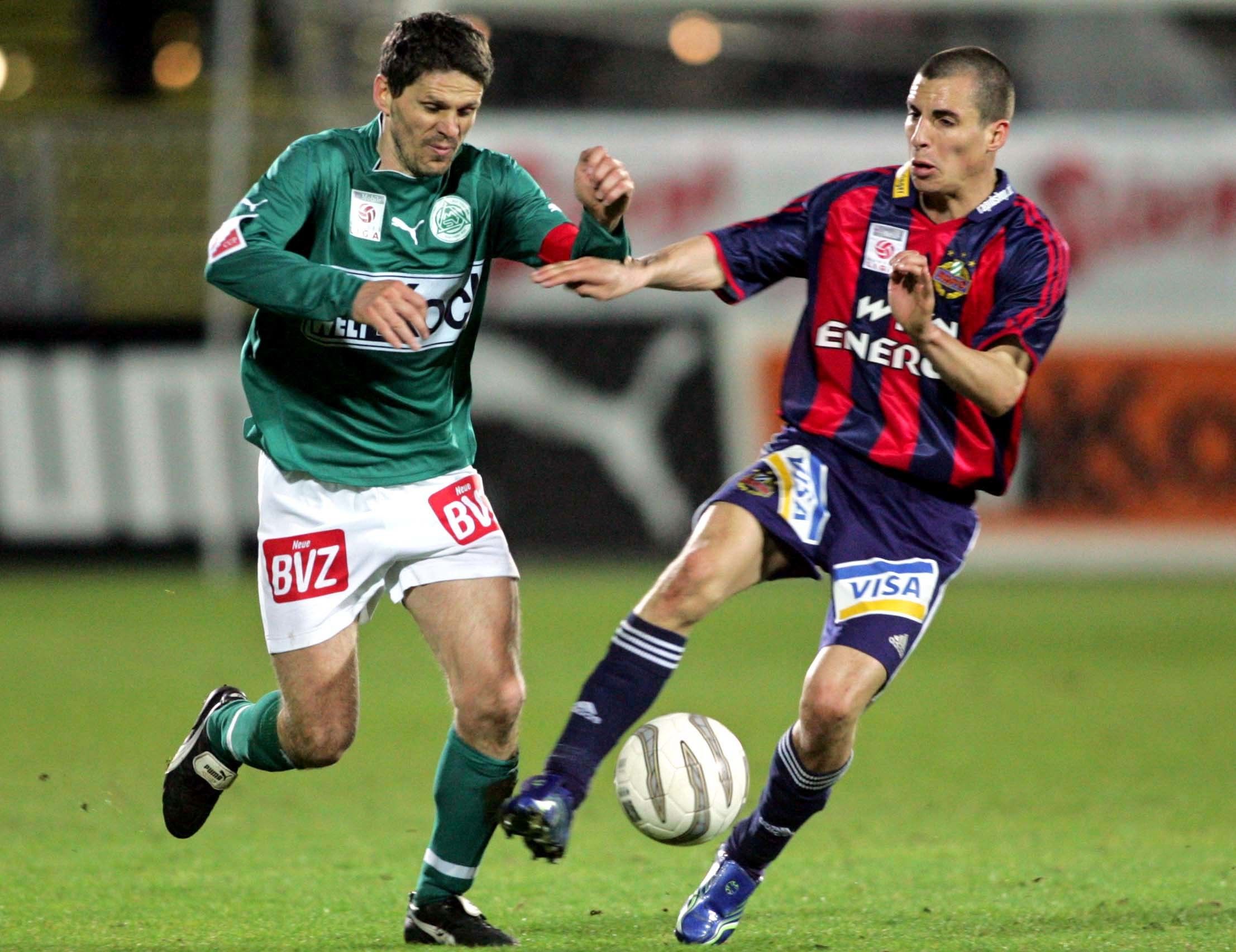 Der damalige Mattersburg-Kapitän Kühbauer (l.) im Duell mit Stefan Kulovits im Rapid-Dress im April 2006