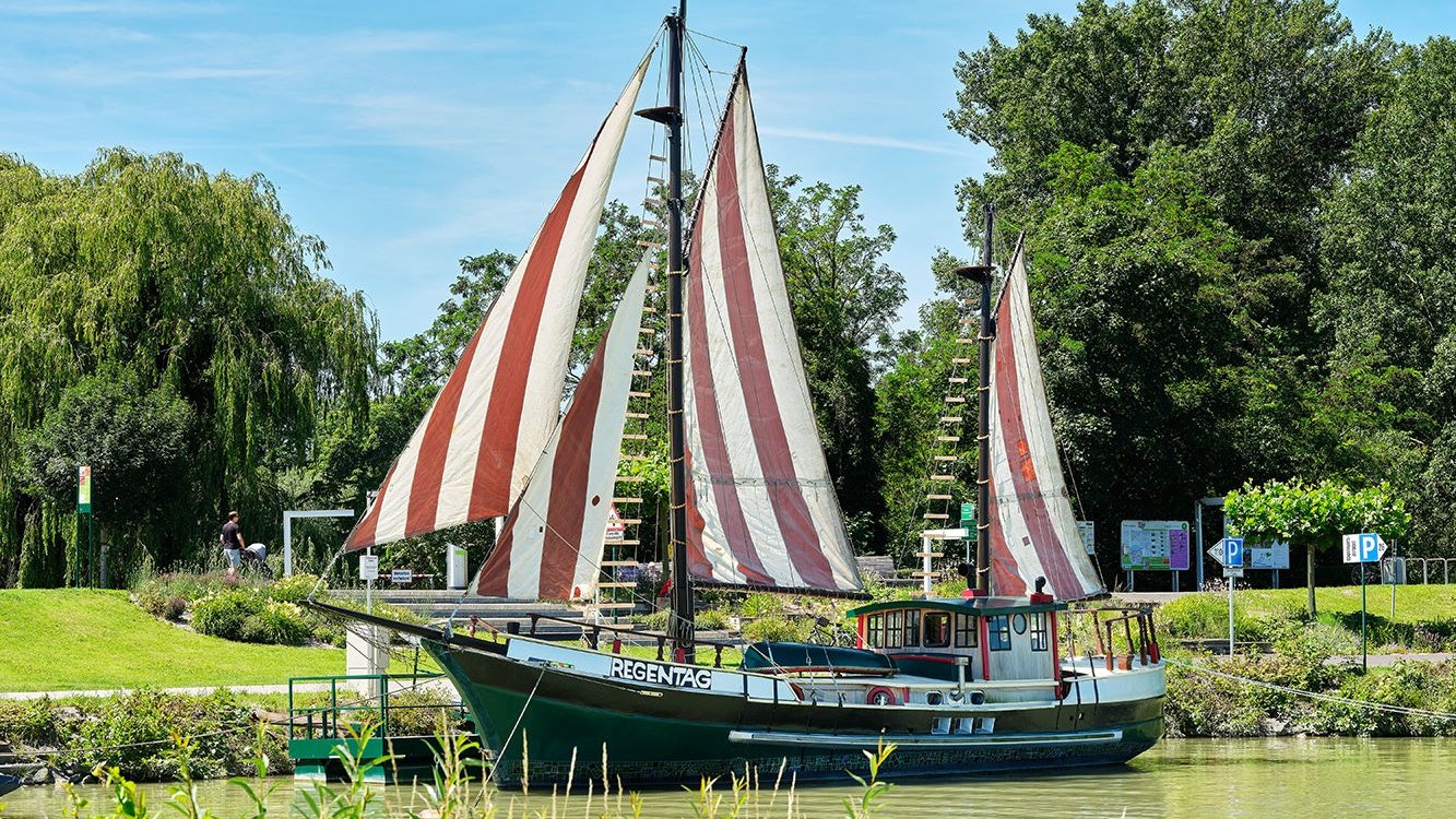 Die "Regentag", das schwimmende Atelier von Friedensreich Hundertwasser.