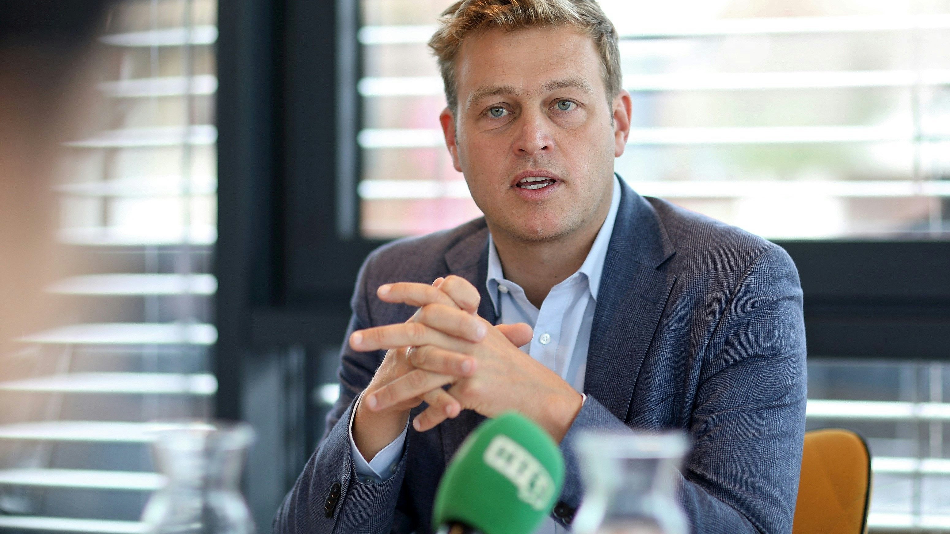 Konsumentenschutz-Landesrat Stefan Kaineder (Grüne) fordert Maßnahmen gegen "Shrinkflation"