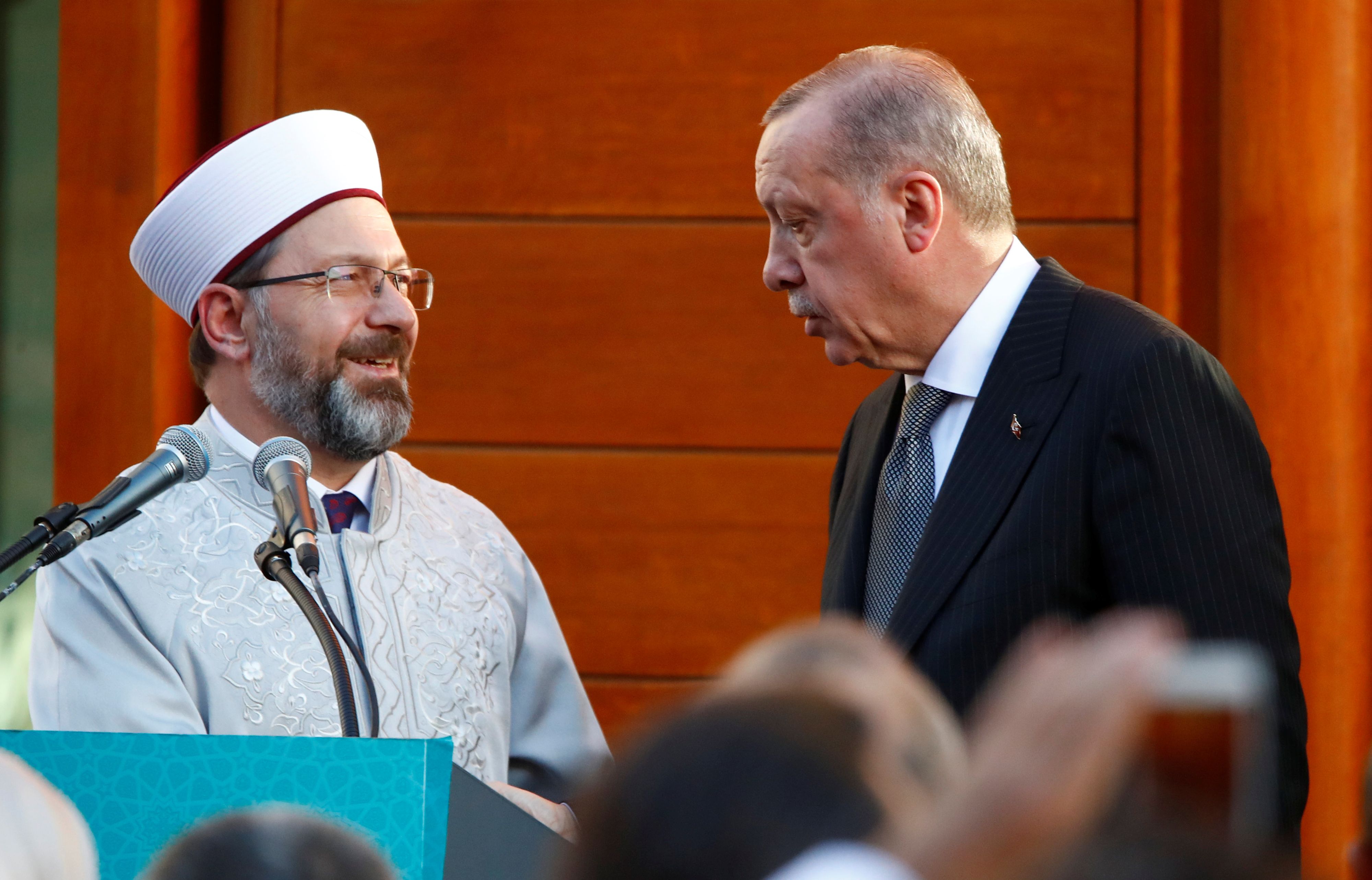 Ali Erbaş (links), Chef der türkischen Religionsbehörde Diyanet, gilt als enger Vertrauter von Präsident Erdoğan (rechts) – hier bei einem gemeinsamen Auftritt in der Türkei.