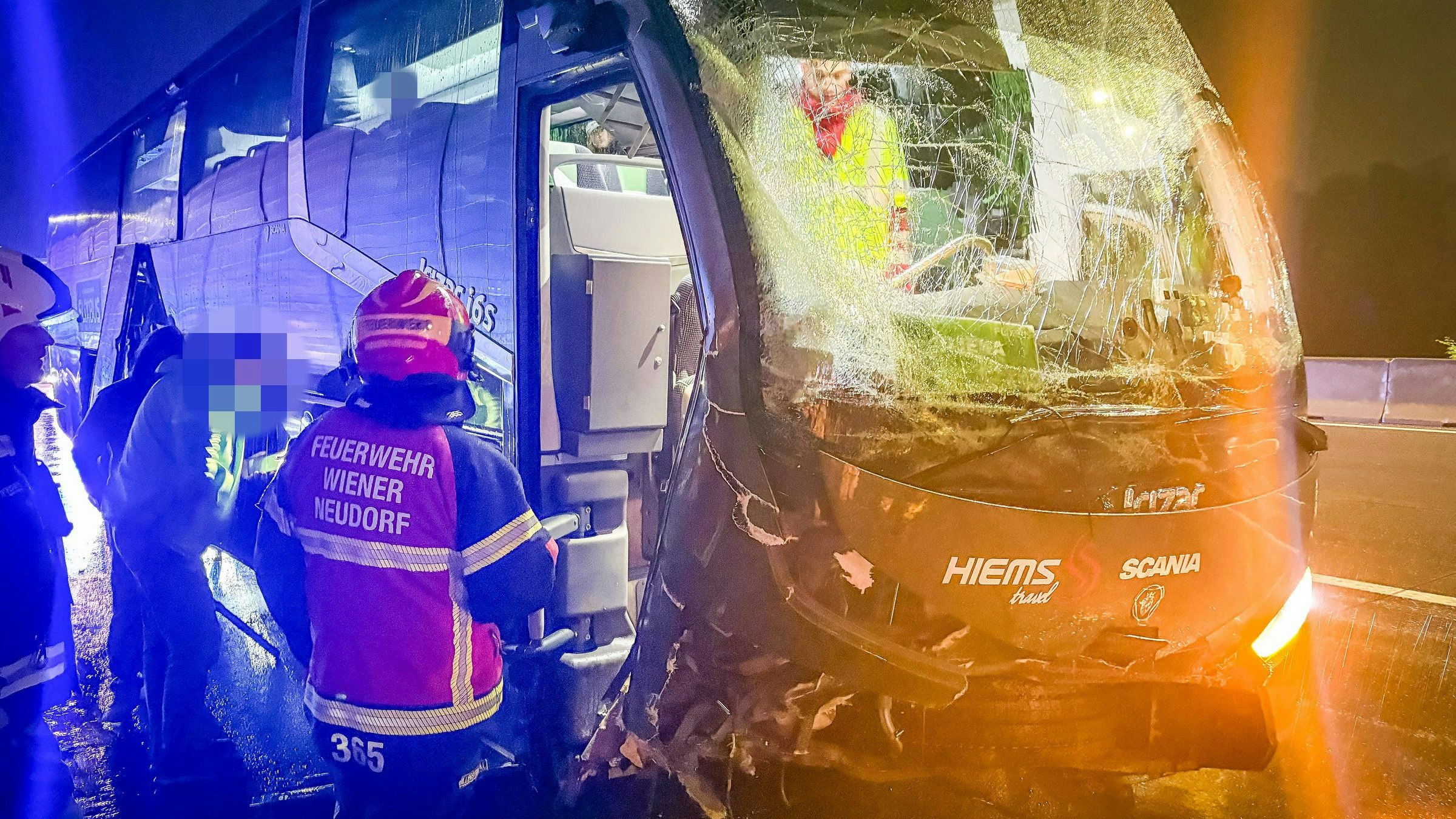Reisebus auf der A2 bei Wiener Neudorf verunglückt