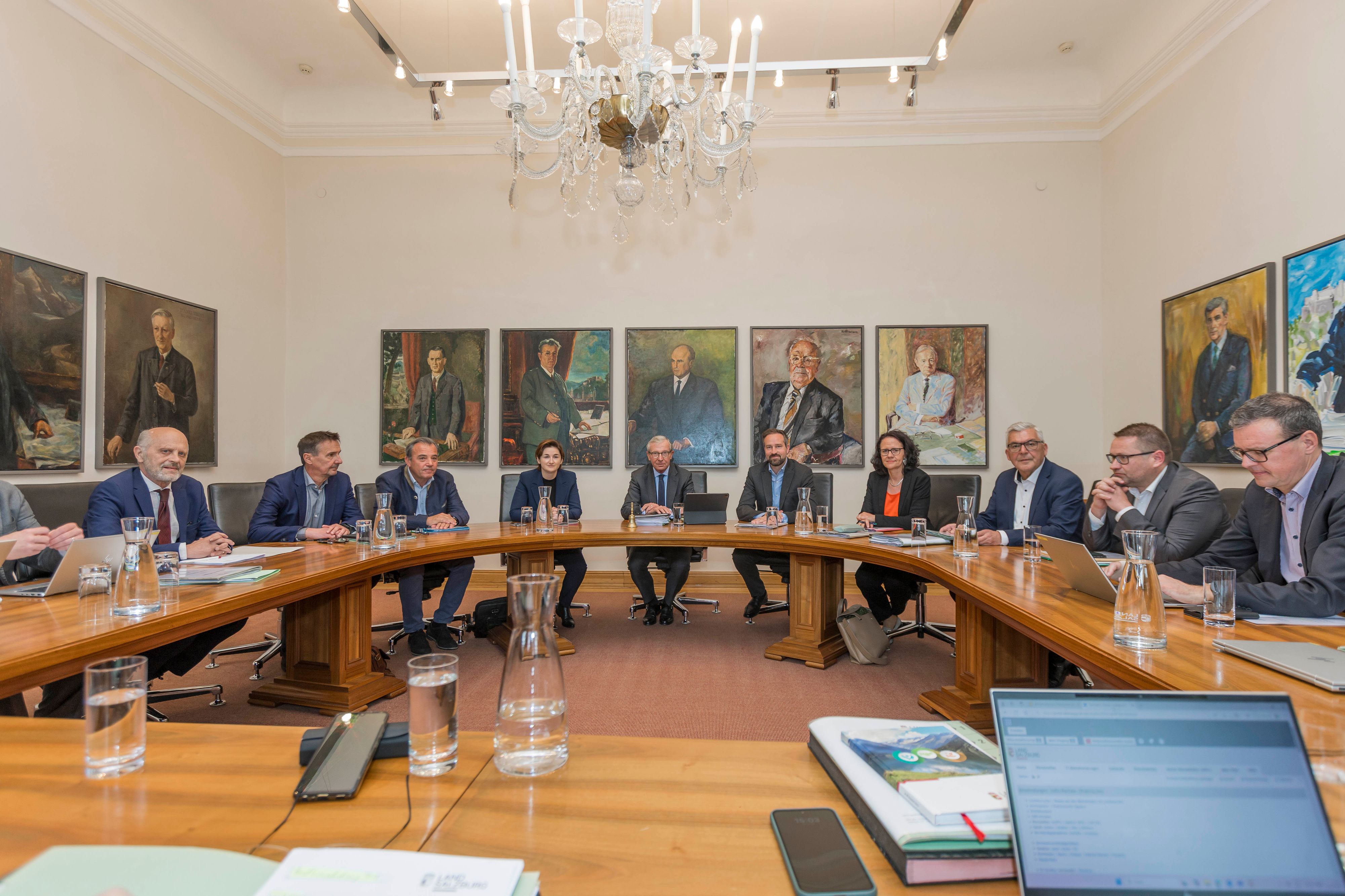 Die Salzburger Landesregierung hat sich am 5. Mai 2025 zur Budgetklausur getroffen, um weitere Einsparungsmöglichkeiten im Landeshaushalt zu finden.