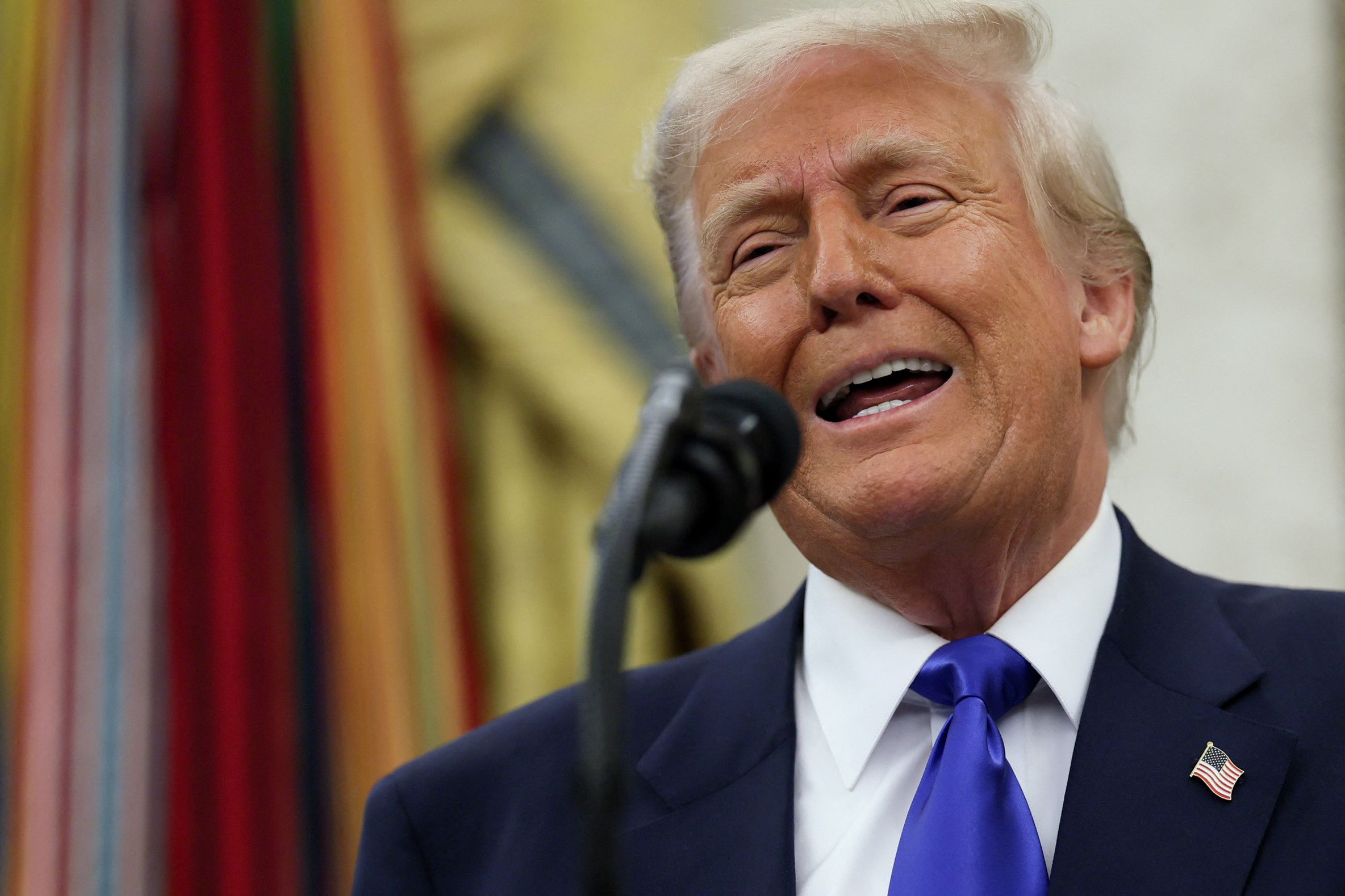 Donald Trump sagt, er habe mit dem KI-Bild, das ihn als Papst zeigt, nichts zu tun.