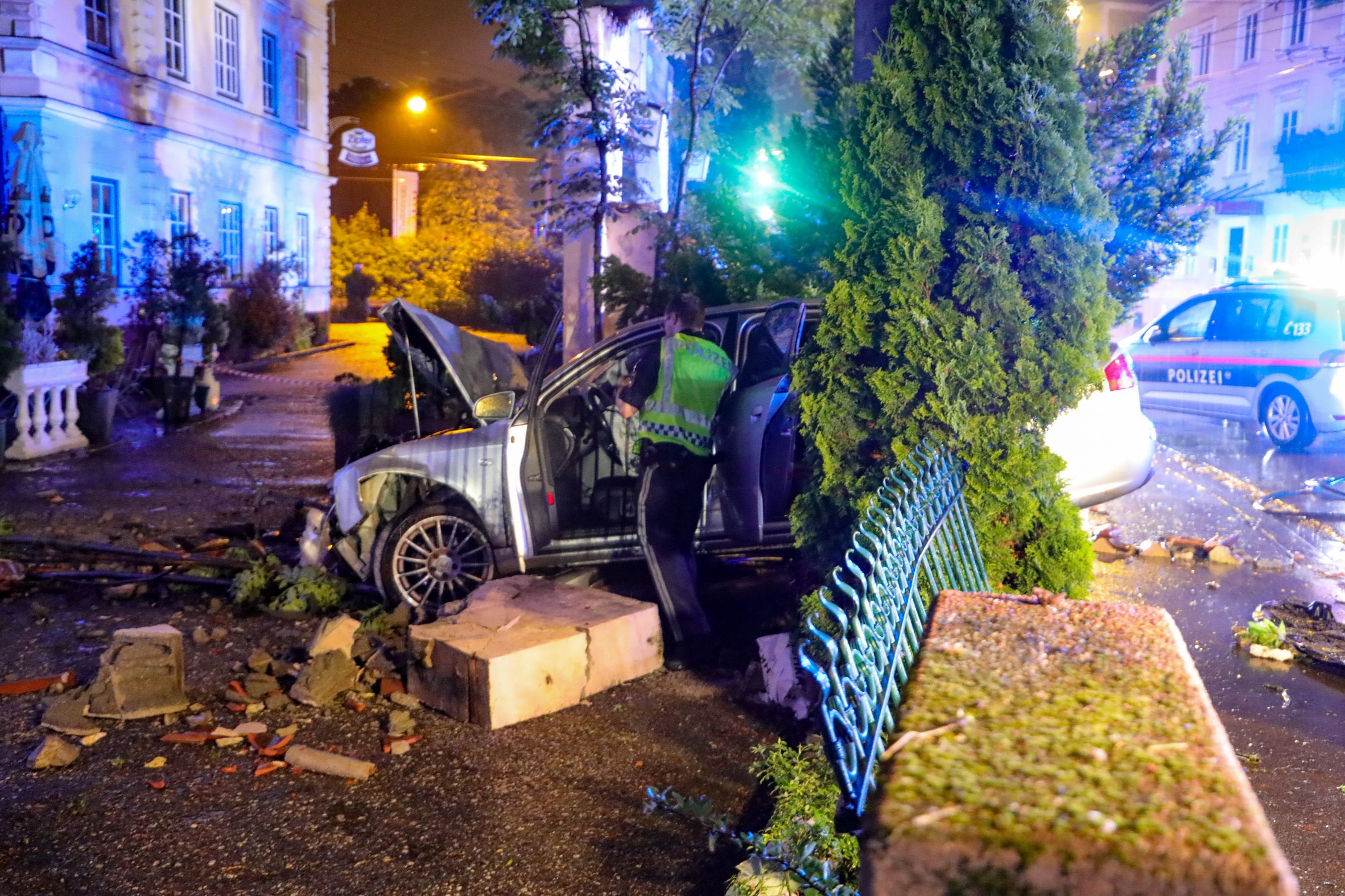 Das Auto durchbrach die Gartenmauer.