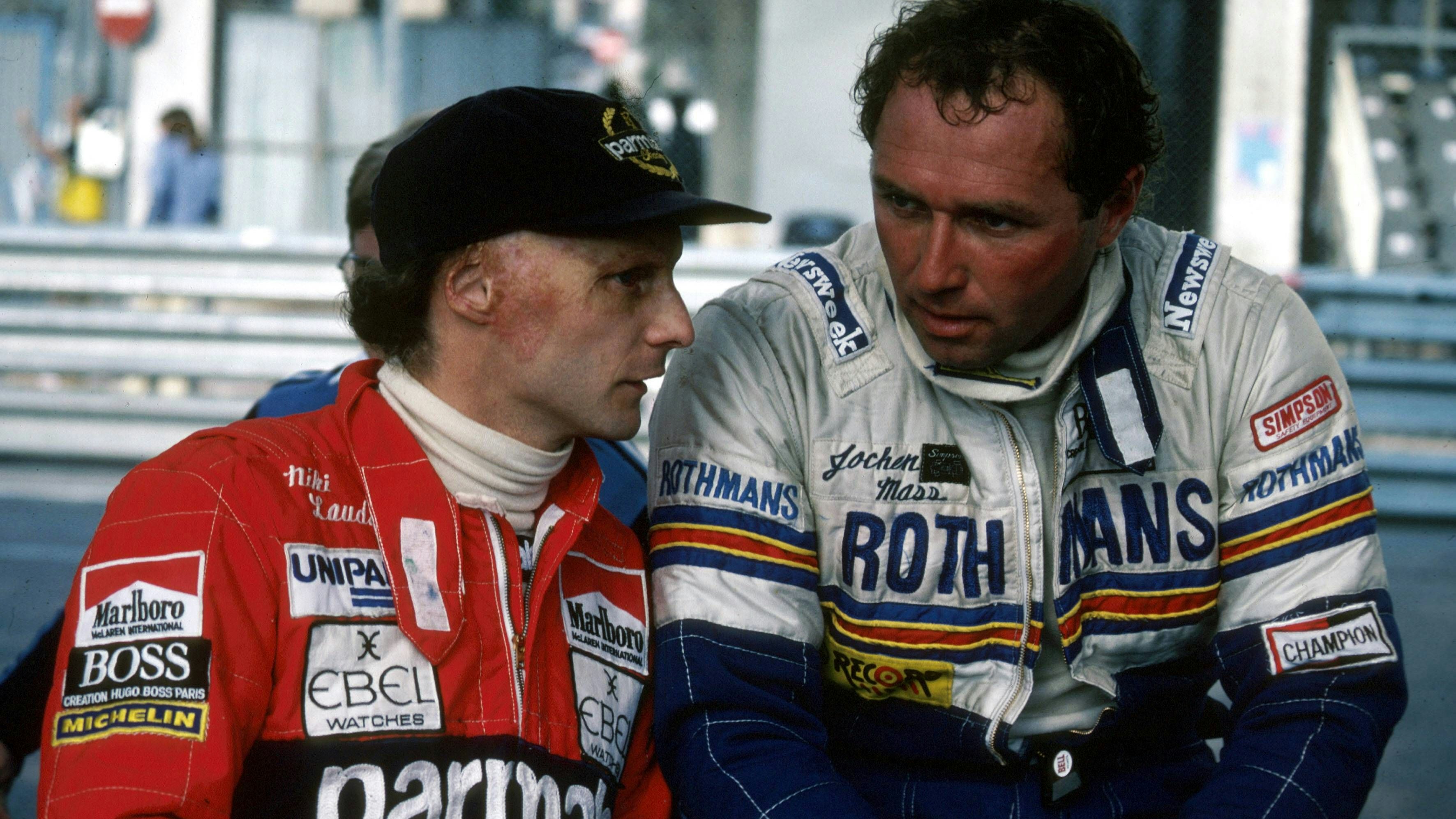 Bildnummer: 02220002  Datum: 23.05.1982  Copyright: imago/Hoch Zwei/Ronco Niki Lauda (Österreich / McLaren Ford, li.) im Gespräch mit Jochen Mass (Deutschland / March Ford); Aufmacher, Mc Laren, Maas, Vdia, quer, close Großer Preis von Monaco 1982, Formel 1 Weltmeisterschaft, F1, F, GP, WM Monte Carlo Motorsport Grand Prix Herren Einzel Monaco Gruppenbild Randmotiv Werbemotiv Personen