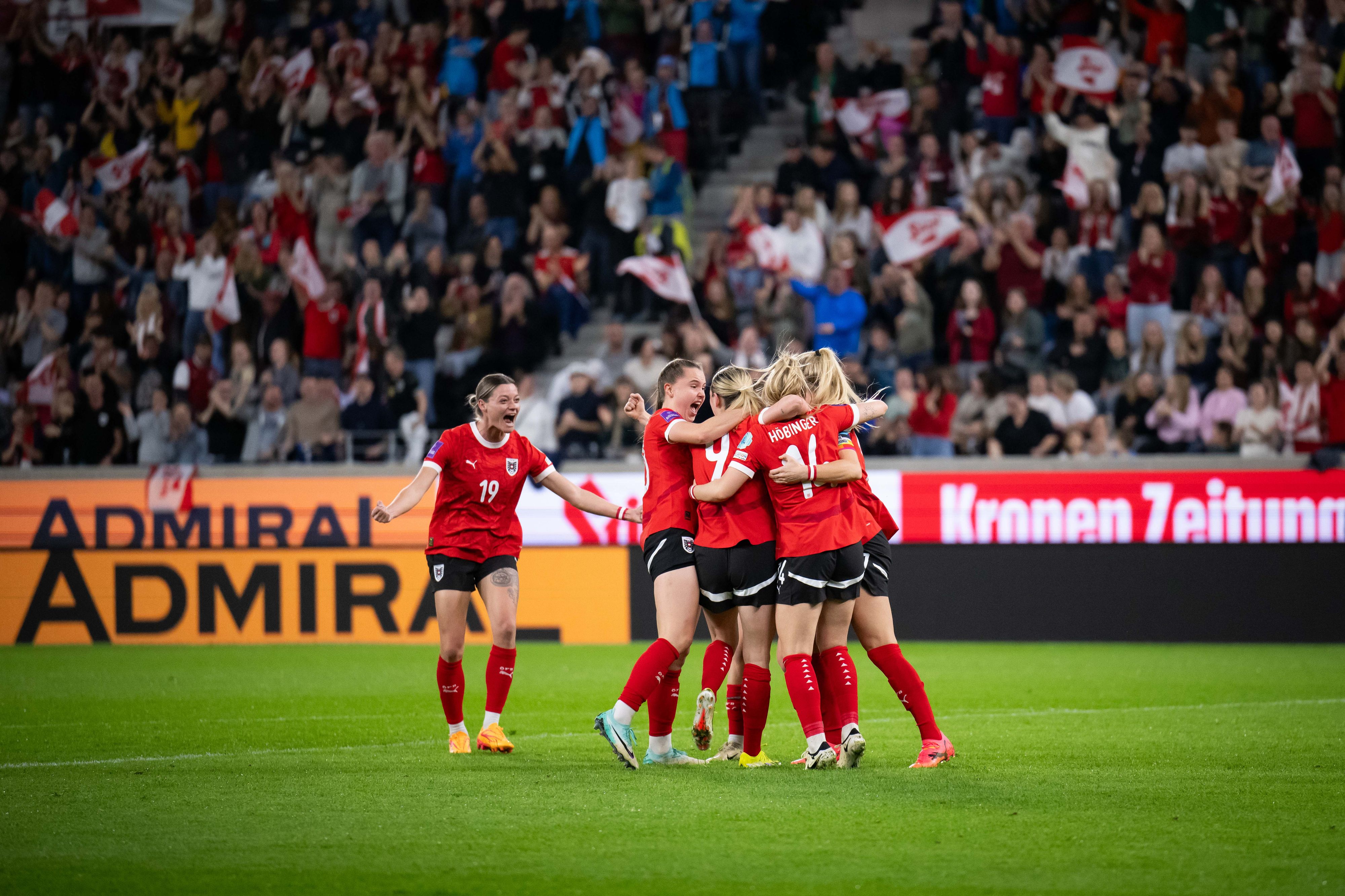 Das Frauen-Nationalteam hofft am Dienstag, 3.6. auf einen Sieg gegen die deutsche Frauen DFB-Elf!