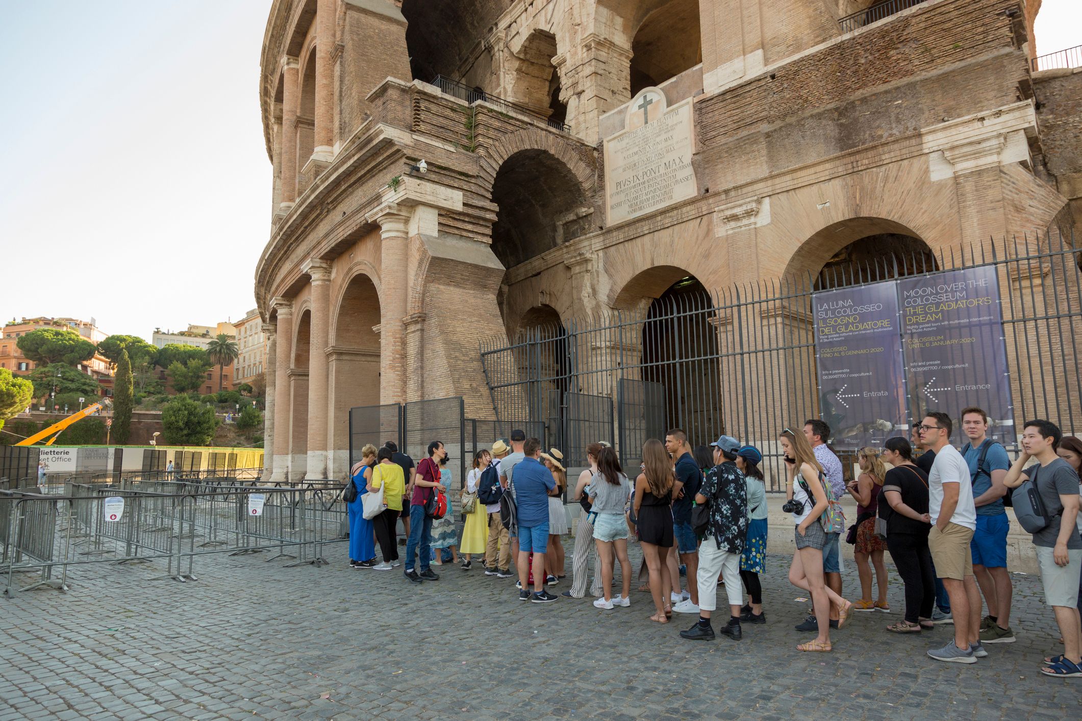 Der Tourist wollte über den Zaun des Kolosseums klettern. 