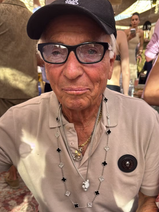 Stylischer Geiss-Opa samt Capital Bras Schmuck.