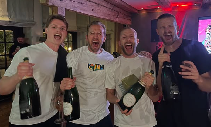 Laimer feiert mit Urbig, Kane und Dier den Meistertitel.