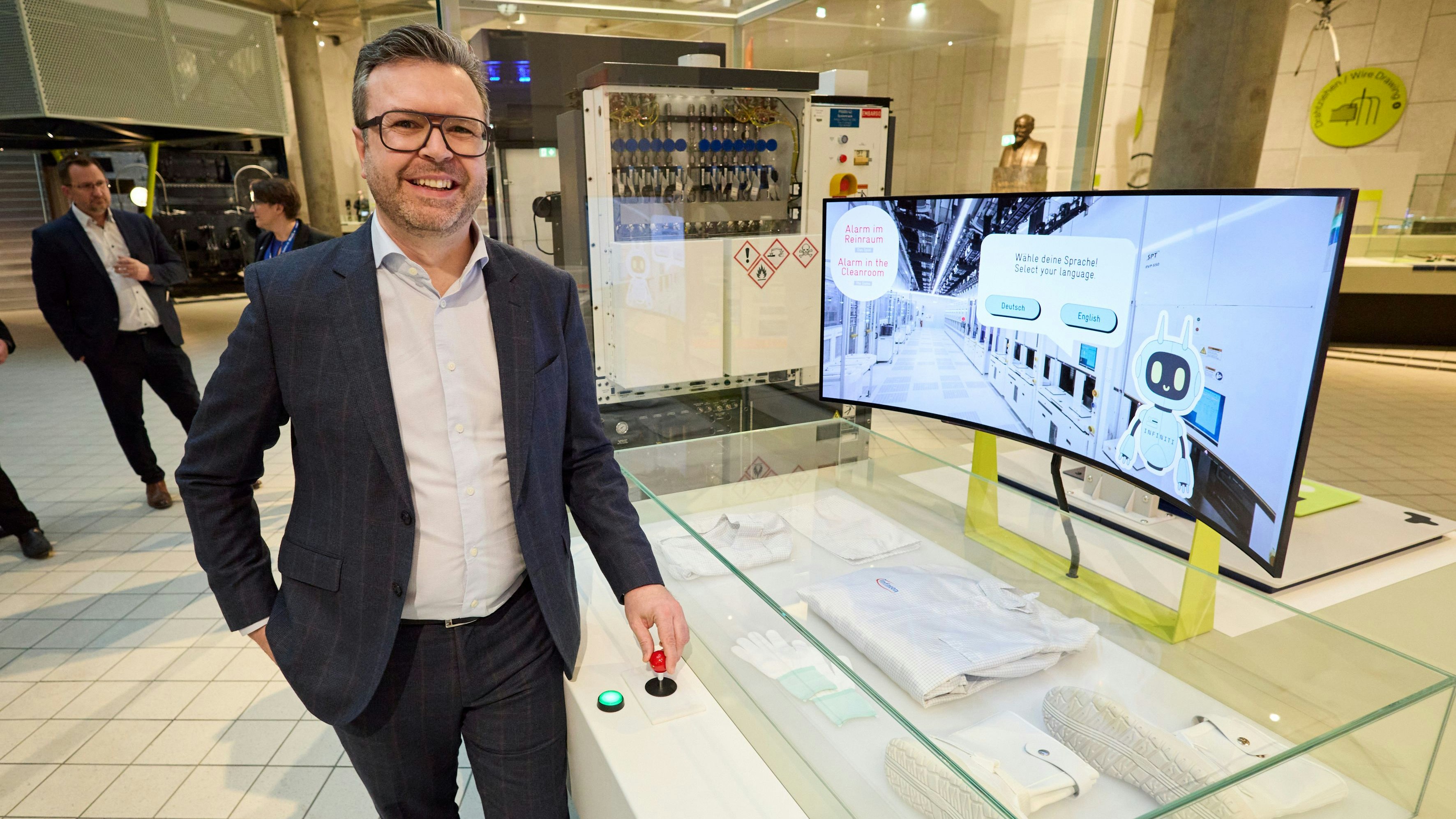 Jörg Eisenschmied (Finanzvorstand Infineon Austria) an der Themeninsel "Silizium" und dem interaktiven Reinraum-Spiel während Eröffnung der Ausstellung "Materialwelten" im Technischen Museum Wien. ©