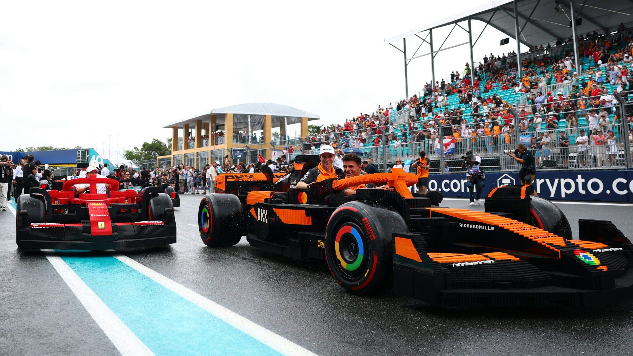 Nach dem Miami-Event gehen alle zehn LEGO Big Builds auf eine weltweite Tour, um Familien bei zukünftigen Rennen und F1-Events noch näher an das Geschehen auf der Strecke zu bringen. 