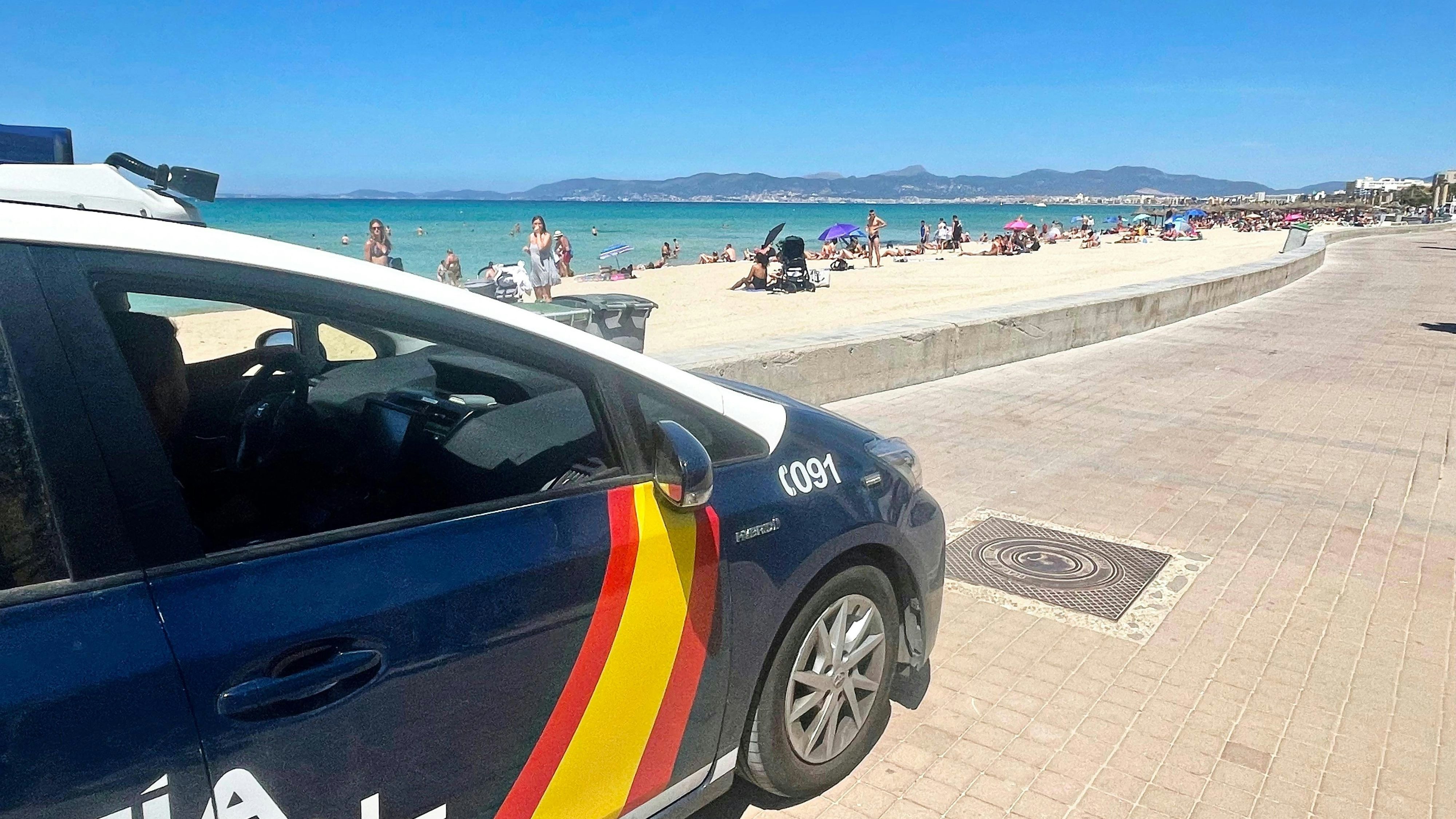 Empörte Feriengäste rufen regelmäßig die Polizei aufgrund der pinkfarbenen Trikots auf Mallorca.