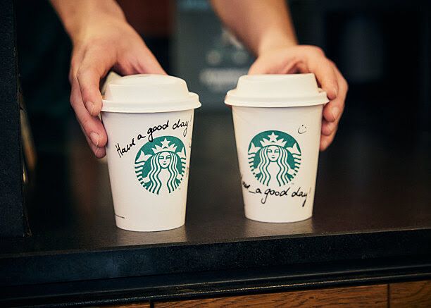 So sieht der neue Starbucks-Becher aus, der es wahrlich in sich hat: Statt Kunststoff ist er mit Mineralien beschichtet, die das kompostieren erstmals möglich machen.