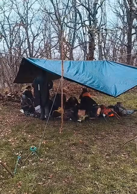 Wichtige Vorräte seien Wasser, haltbare Lebensmittel, Kerzen, Streichhölzer und ein Radio.