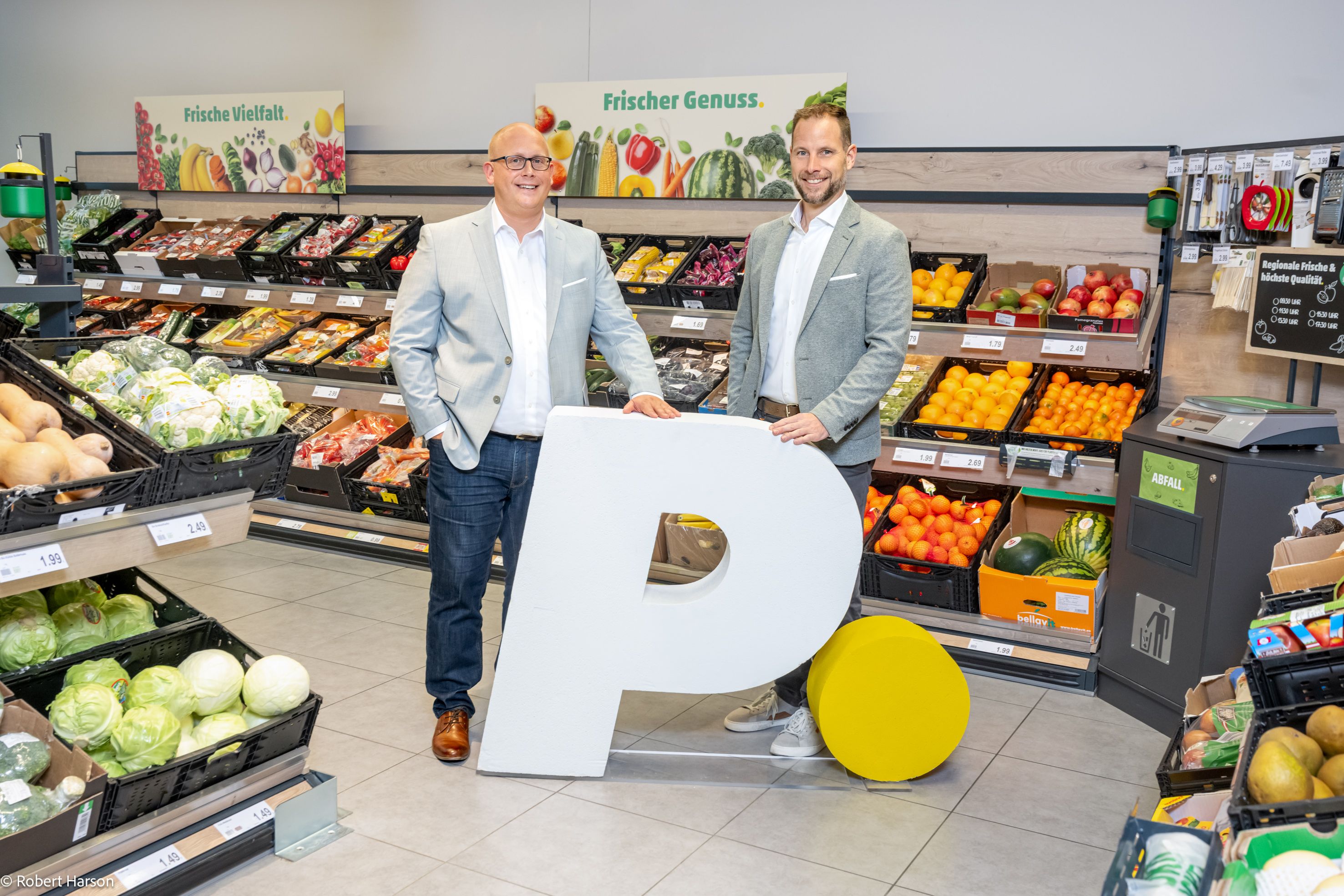 Die Penny-Geschäftsführer <strong>Kai Pataky</strong> (rechts) und <strong>Niko Karras</strong> (links): Der Diskonter hat nach über 20 Jahren ihr Markenzeichen verändert. Punkt.